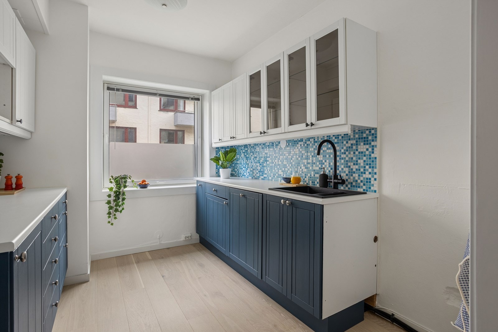 Kjøkkeninnredningen har laminat benkeplate med nedfelt vask. Galleribilde