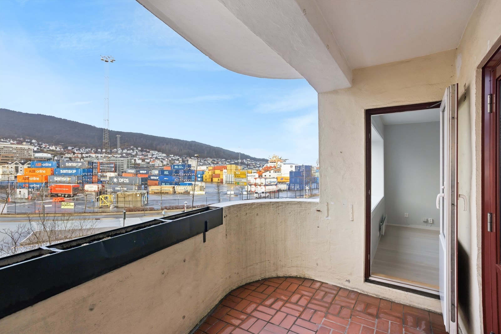 Balkongen har plass til sittegruppe. Galleribilde