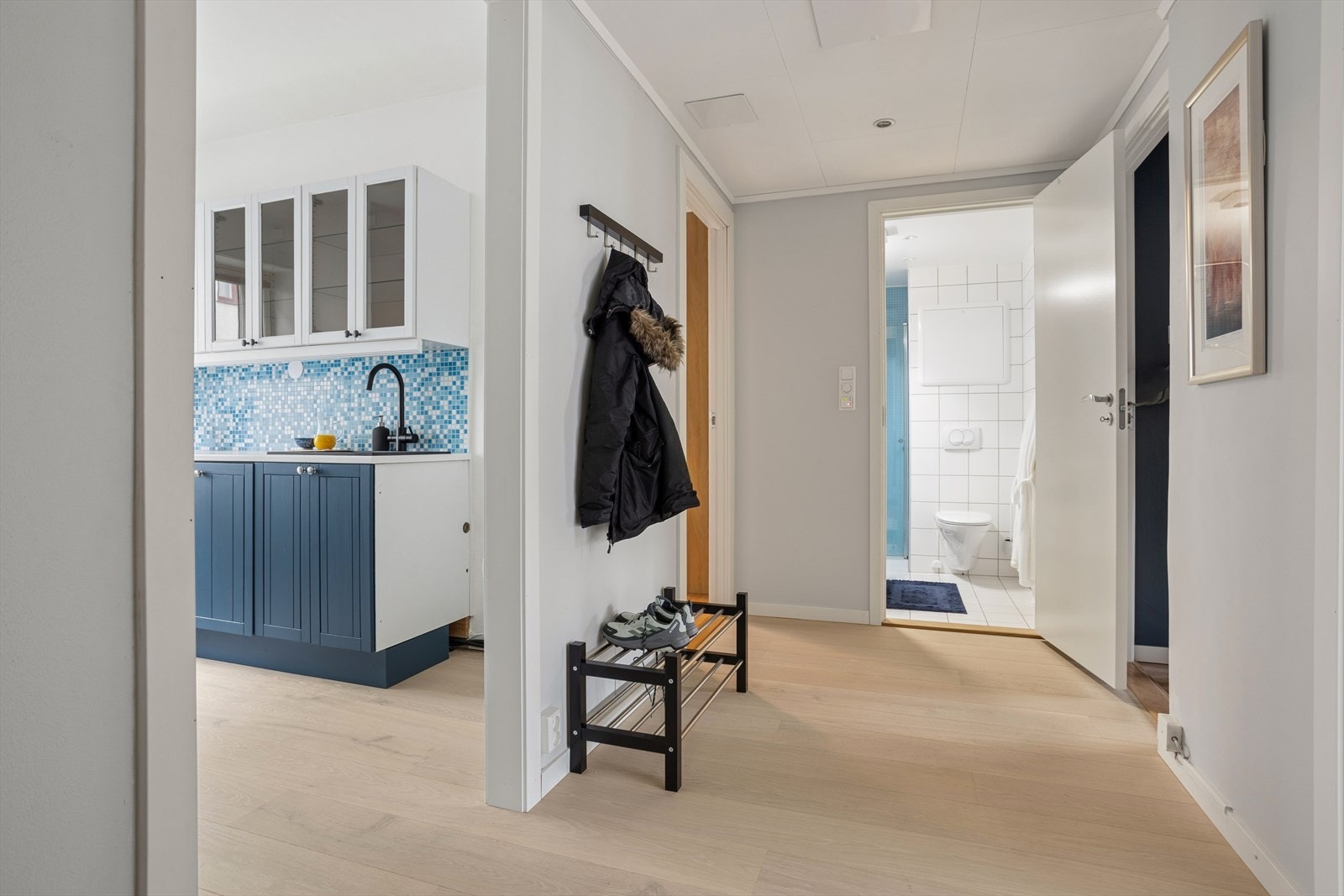 Velkommen inn. Entréen har parkett på gulv, lagt i 2021. Galleribilde