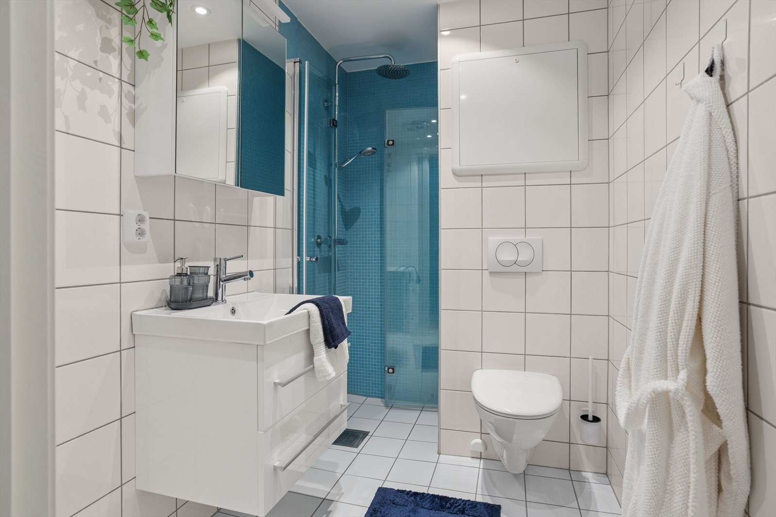 Badet ble i regi av borettslaget oppgradert i 2023 med fliser, varmekabler og vegghengt toalett. Rør-i-rør-systemet er også fra 2023. Galleribilde