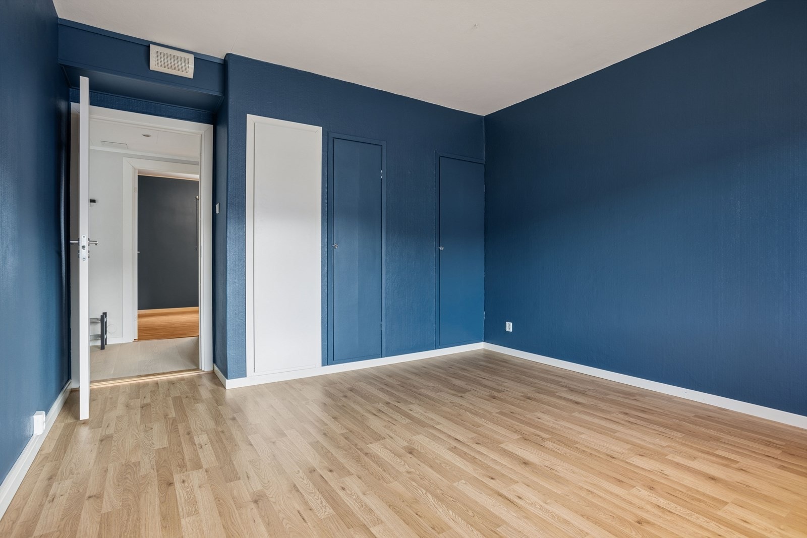 Rommet er romslig og gir fleksible møbleringsmuligheter for både seng og garderobeplass. Galleribilde