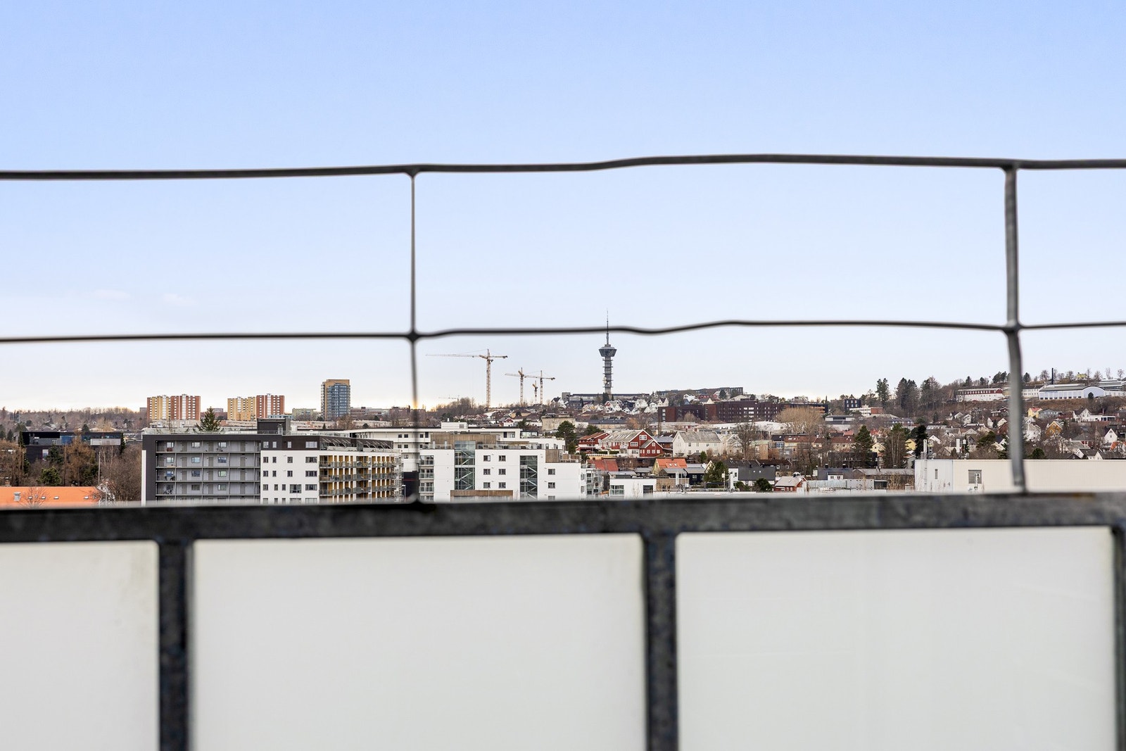 Mot sør har du utsikt mot Tyholt og Kuhaugen. Galleribilde