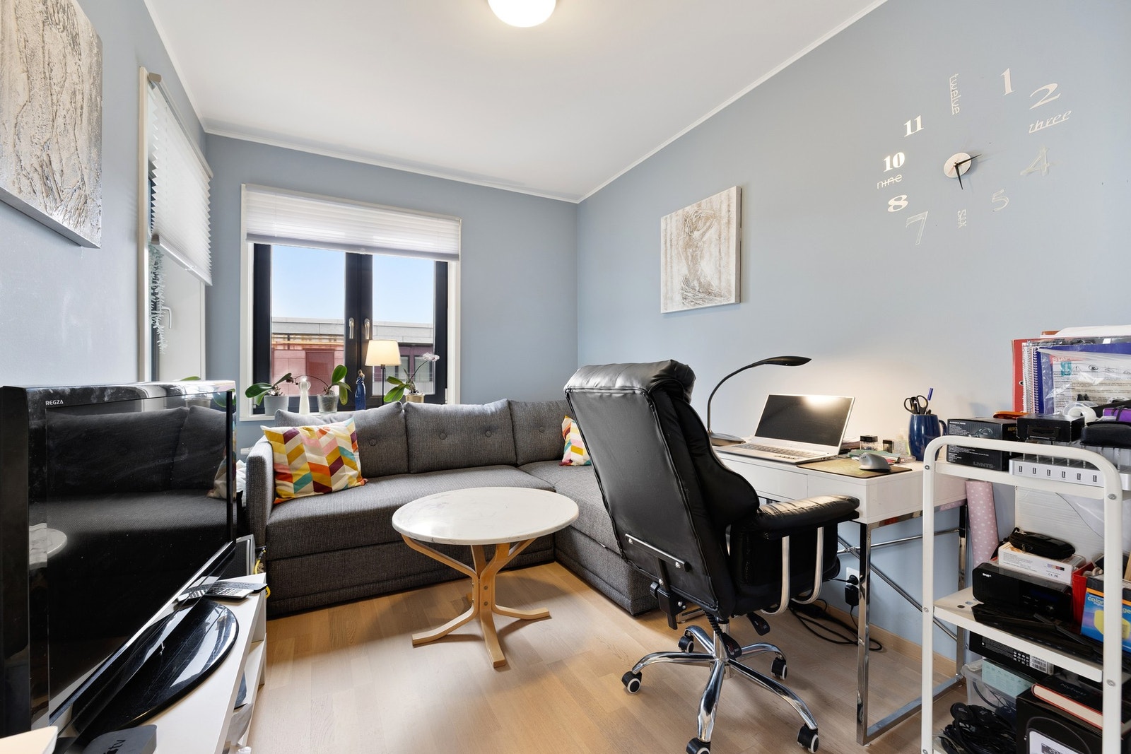 Soverom nummer 2 er i dag i bruk som kontor/ekstra tv stue. Galleribilde