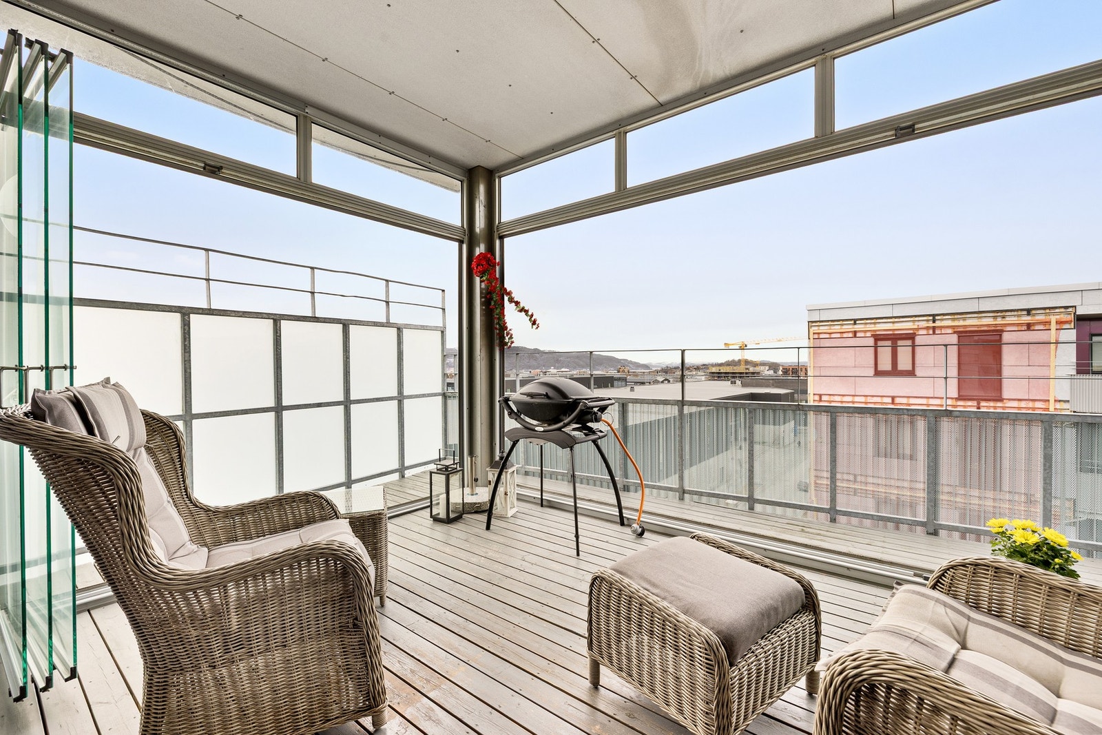 Her har man særdeles gode solforhold med sol fra ca 11:00 til solnedgang (sommerstid). Galleribilde