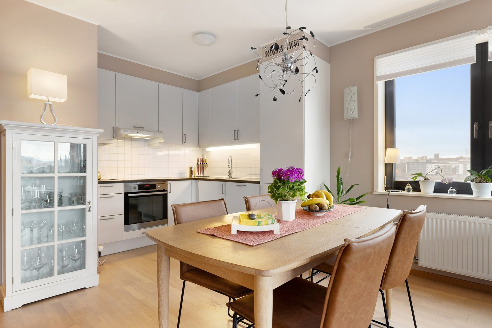 Leiligheten har intern bod + sportsbod i kjeller. Galleribilde