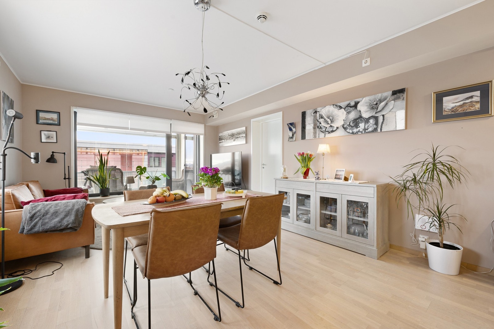 Her har man moderne fasiliteter som fjernvarme, balansert ventilasjon, heis i bygget og fast parkeringsplass med el-bil lader. Galleribilde