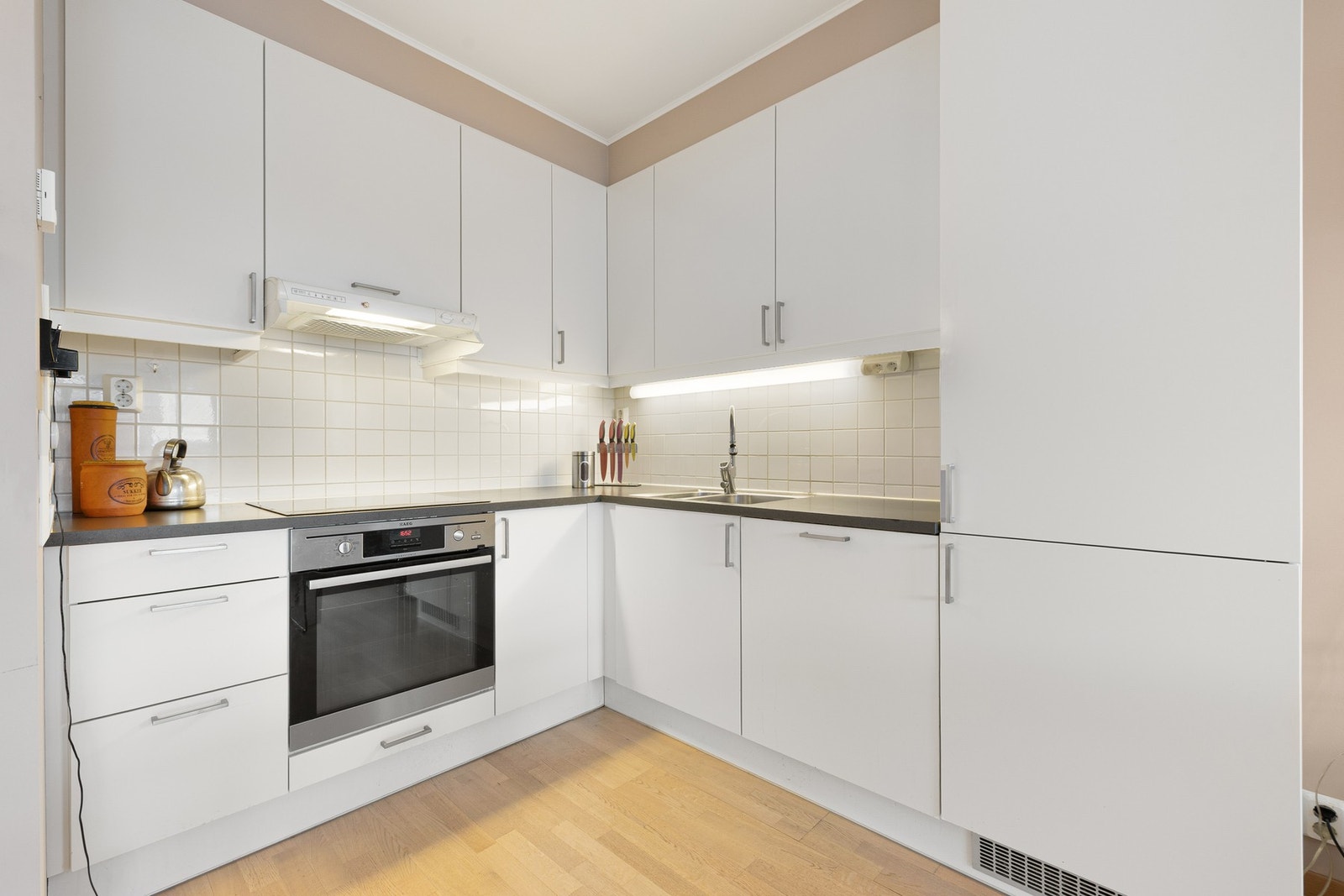 Leilighetens kjøkken er levert av HTH og vurdert til TG1 av takstmann. Galleribilde