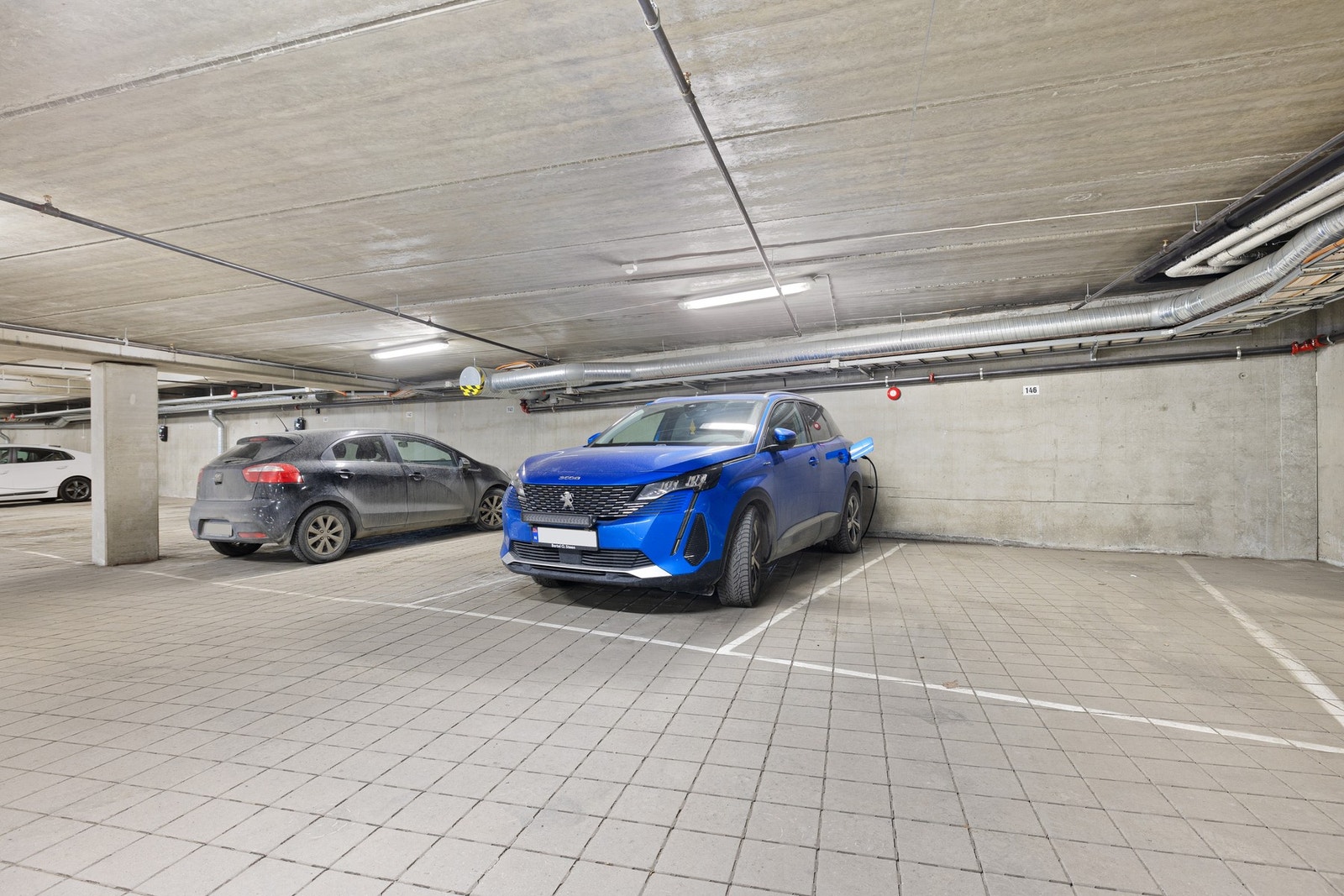 Leiligheten har fast parkeringsplass med el-bil lader. Galleribilde