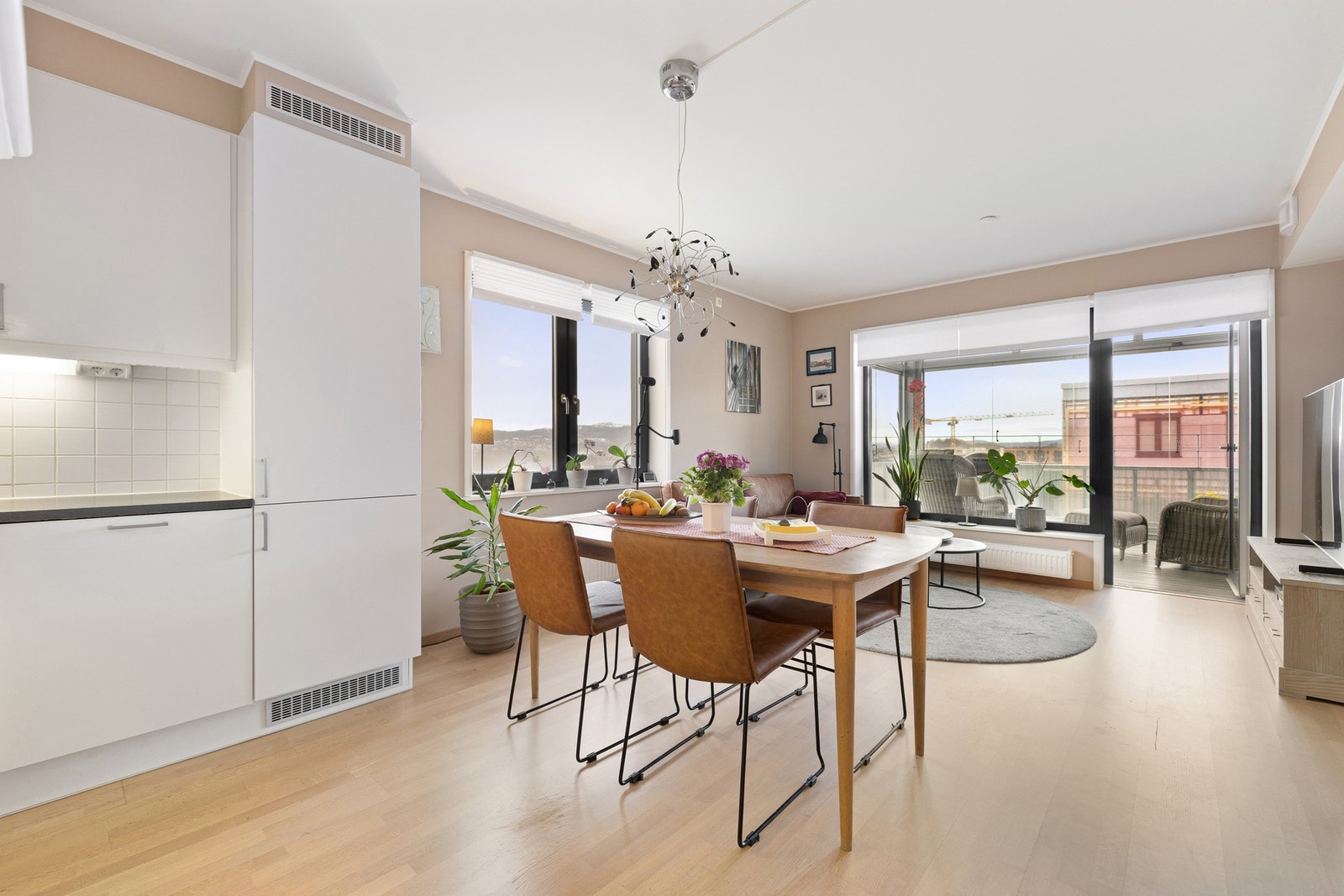 Store vindusflater og en glassdør leder deg til boligens solfylte balkong. Galleribilde