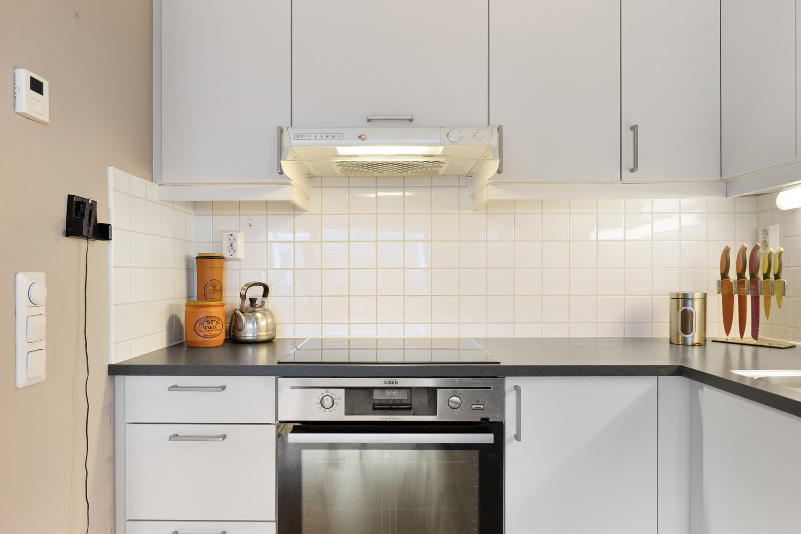 Alt av hvitevarer på kjøkken en integrert og medfølger handelen. Galleribilde