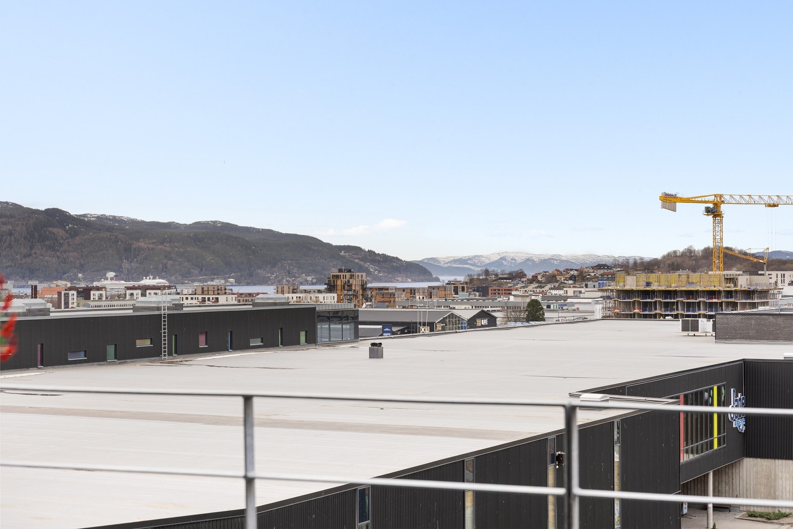 Mot vest har du utsikt til sentrum, Lilleby og Ladehammeren. Galleribilde