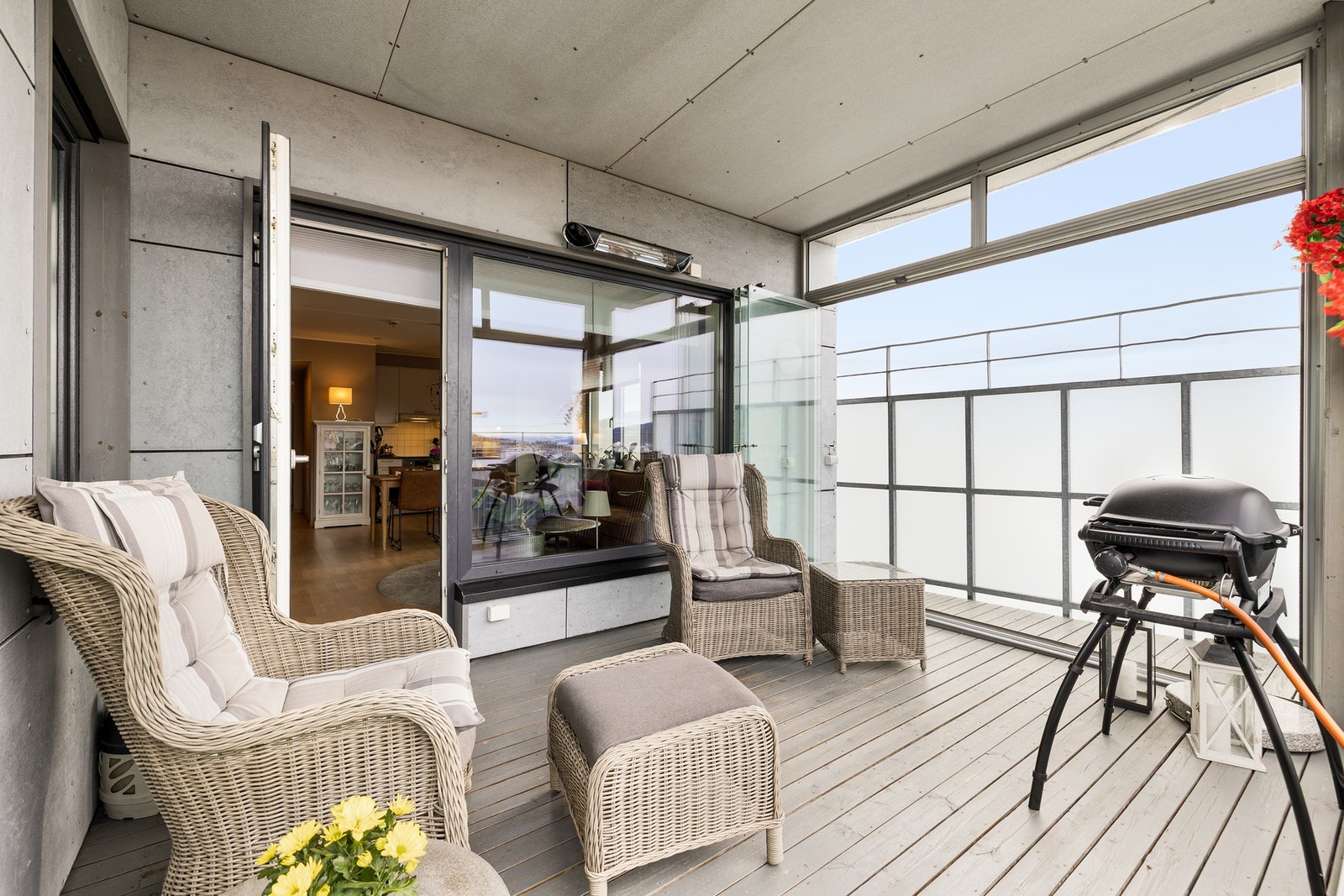 Pga innglassingen fungerer balkongen som en forlengelse av stuen. Galleribilde