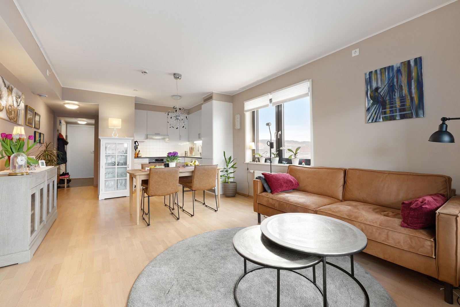 Hjørnebeliggenheten gjør at boligen får et ekstra vindu mot sør, i tillegg til en vesentlig større balkong enn hva som er standard i blokken. Galleribilde