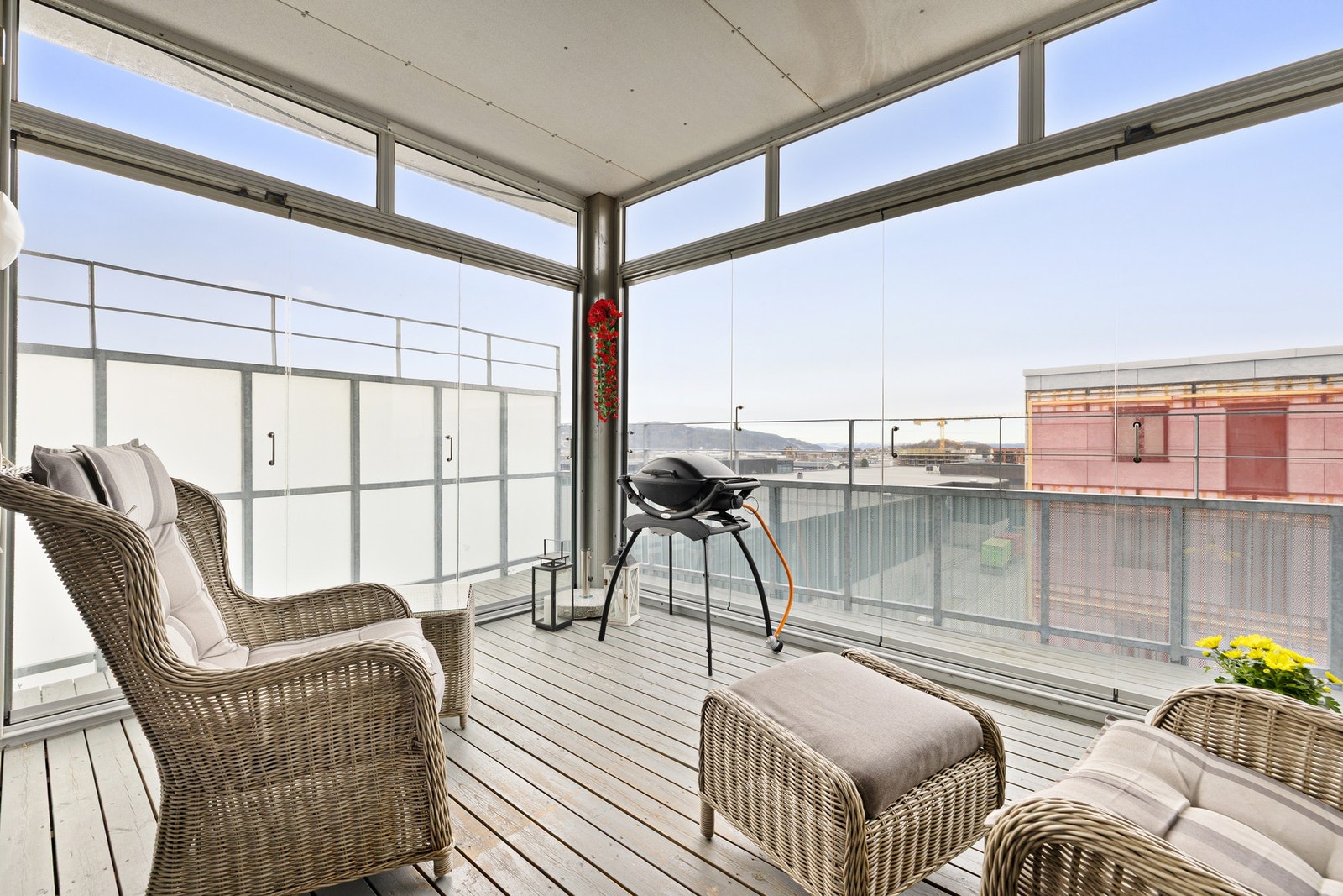 Balkongen vender mot sør/vest og nyter svært gode solforhold. 10 kvm av balkongen er innglasset. Galleribilde