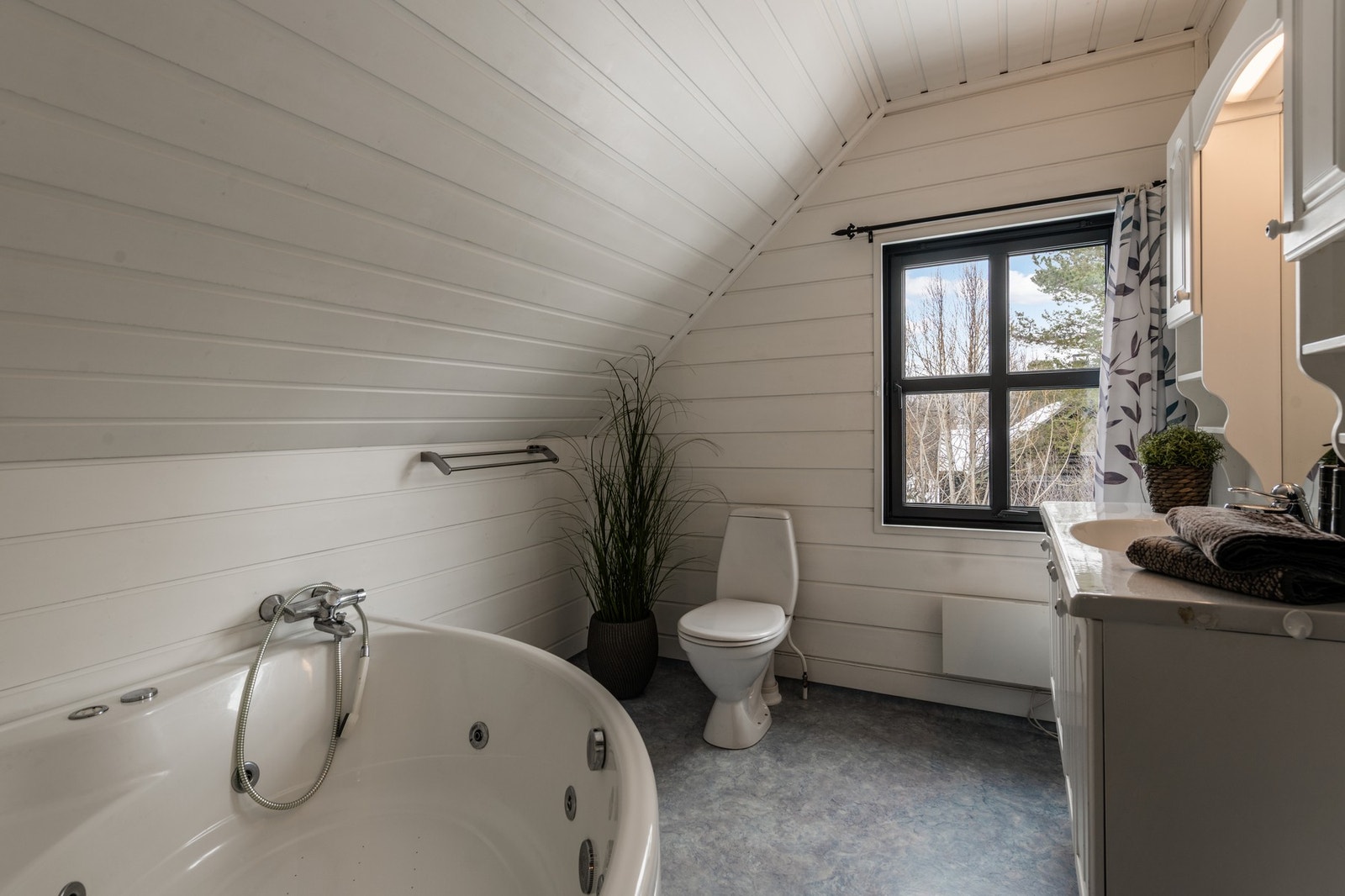 Badet i andre etasje har gulv med vinylbelegg Galleribilde