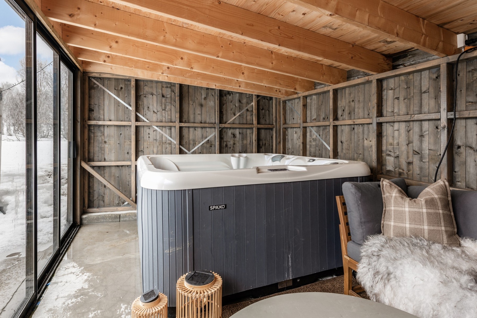 Utestuen er innredet med elektrisk oppvarmet jacuzzi og sittegruppe Galleribilde