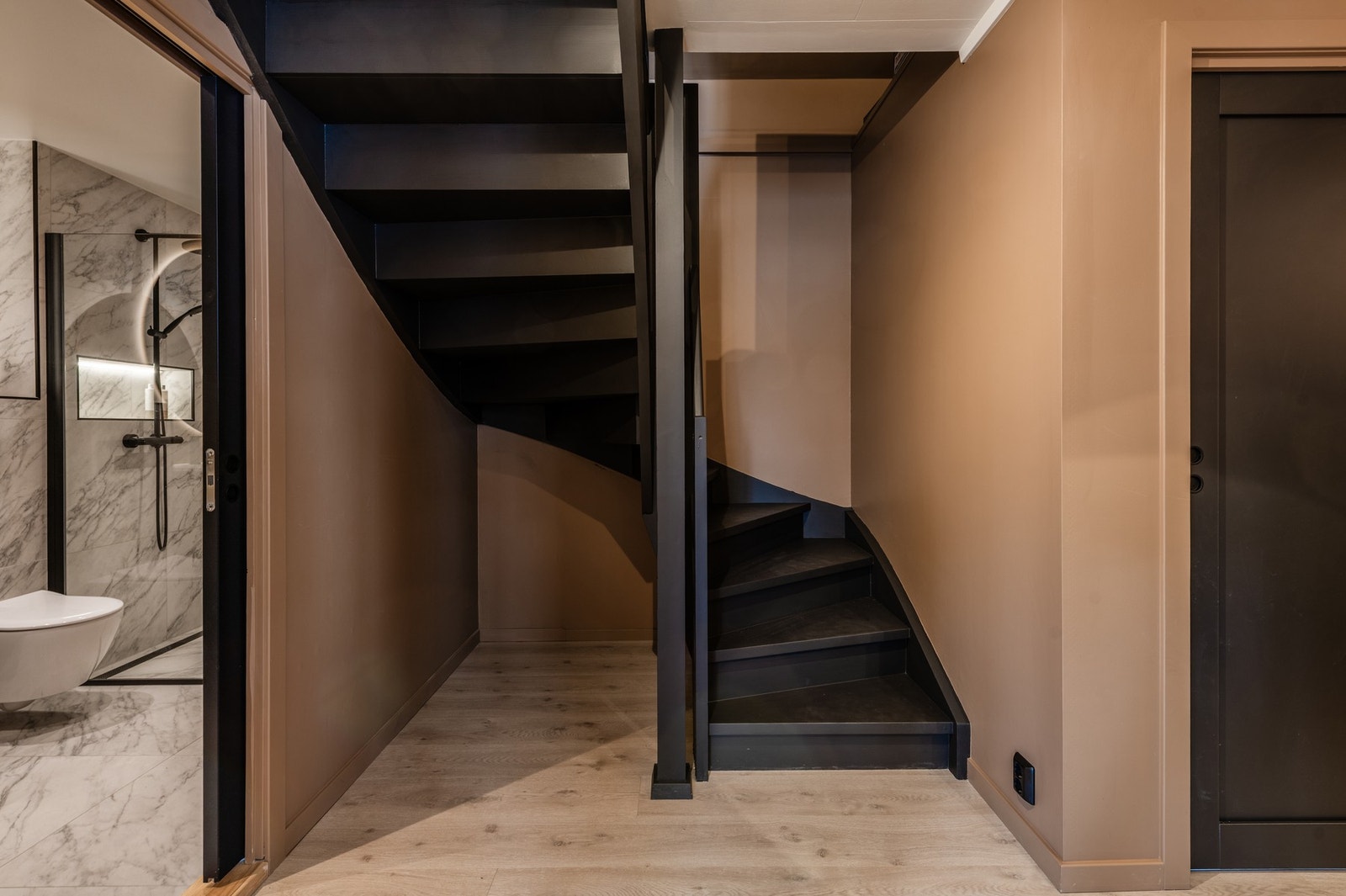 Følg trappen opp til boligens andre etasje Galleribilde