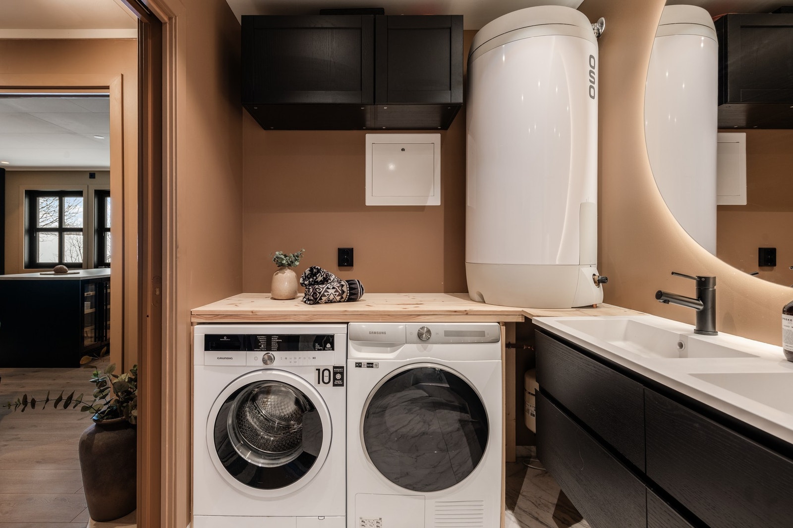 Varmtvannsbereder på 194 liter, plassert på badet Galleribilde