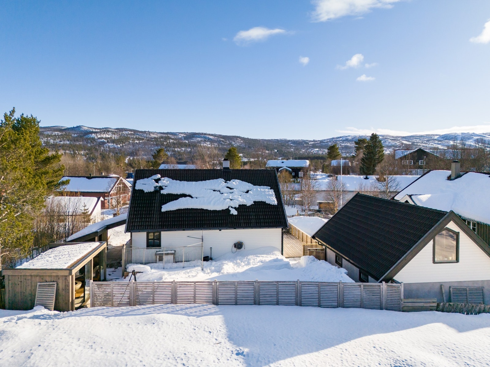 På baksiden har man en hyggelig uteplass Galleribilde