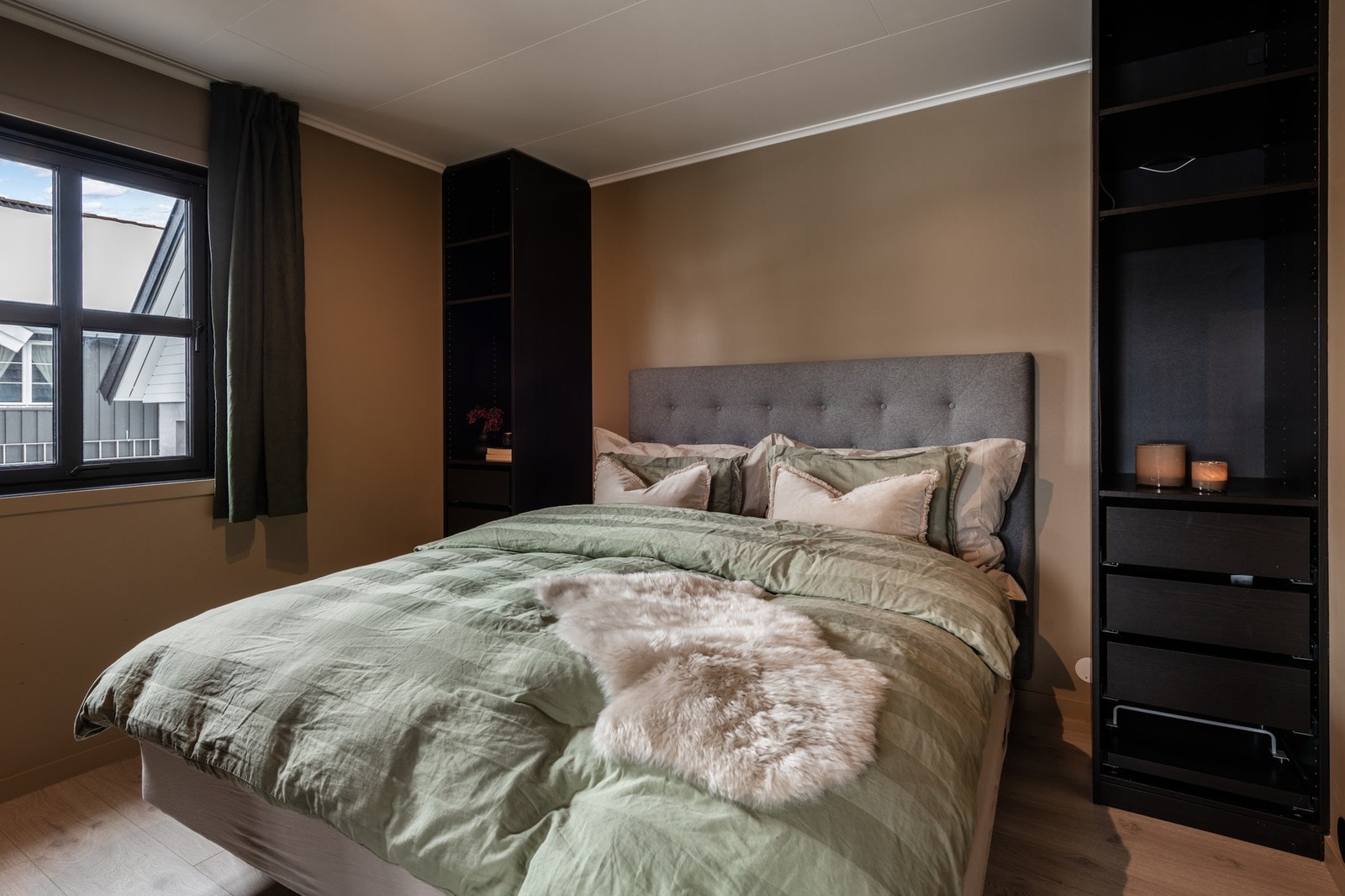 Drøm søtt i myke dyner omringet av frisk fjelluft Galleribilde