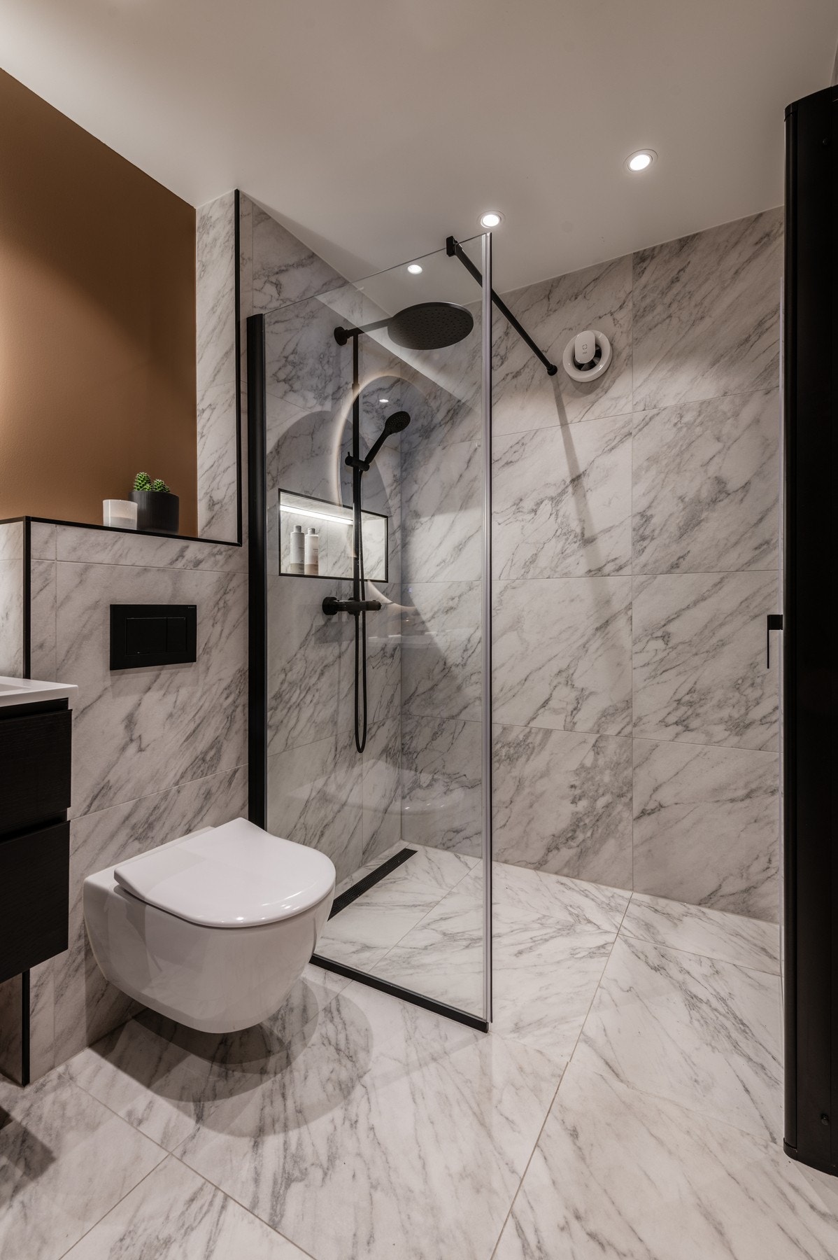 Dusjnisjen med ledlys gir badet en ekstra luksuriøs touch Galleribilde