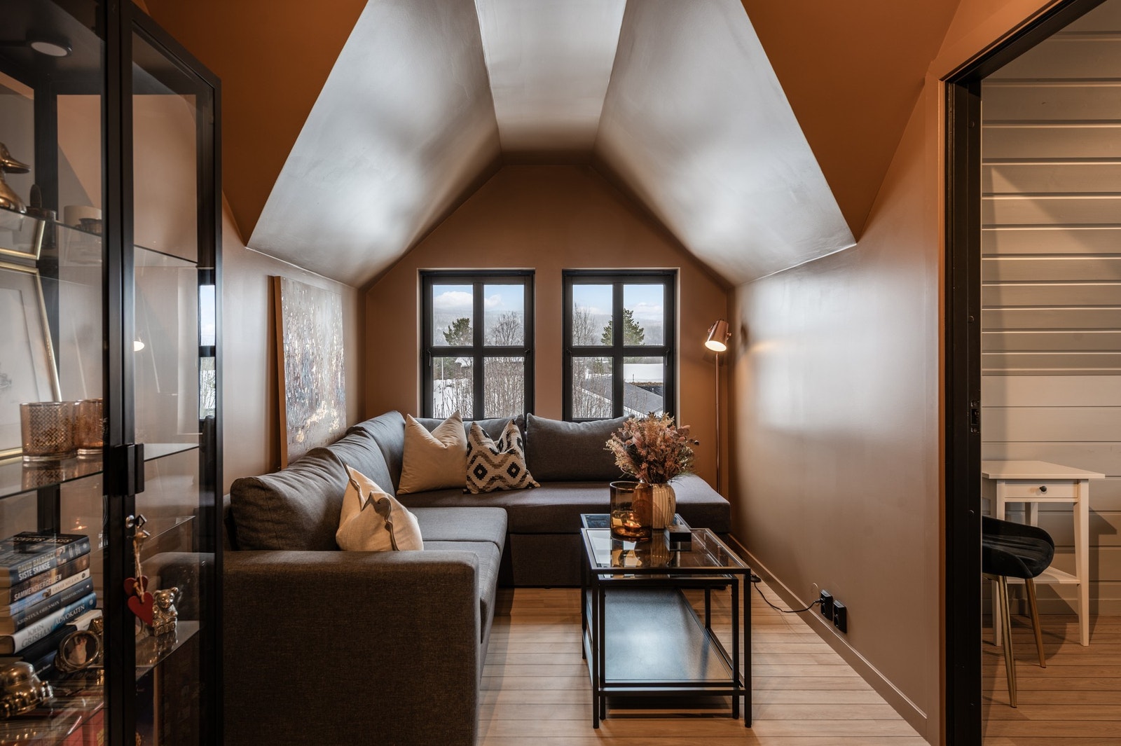 Opp trappen blir du møtt av en koselig loftstue - perfekt for å trekke seg tilbake (opprinnelig tegnet som evt. soverom) Galleribilde