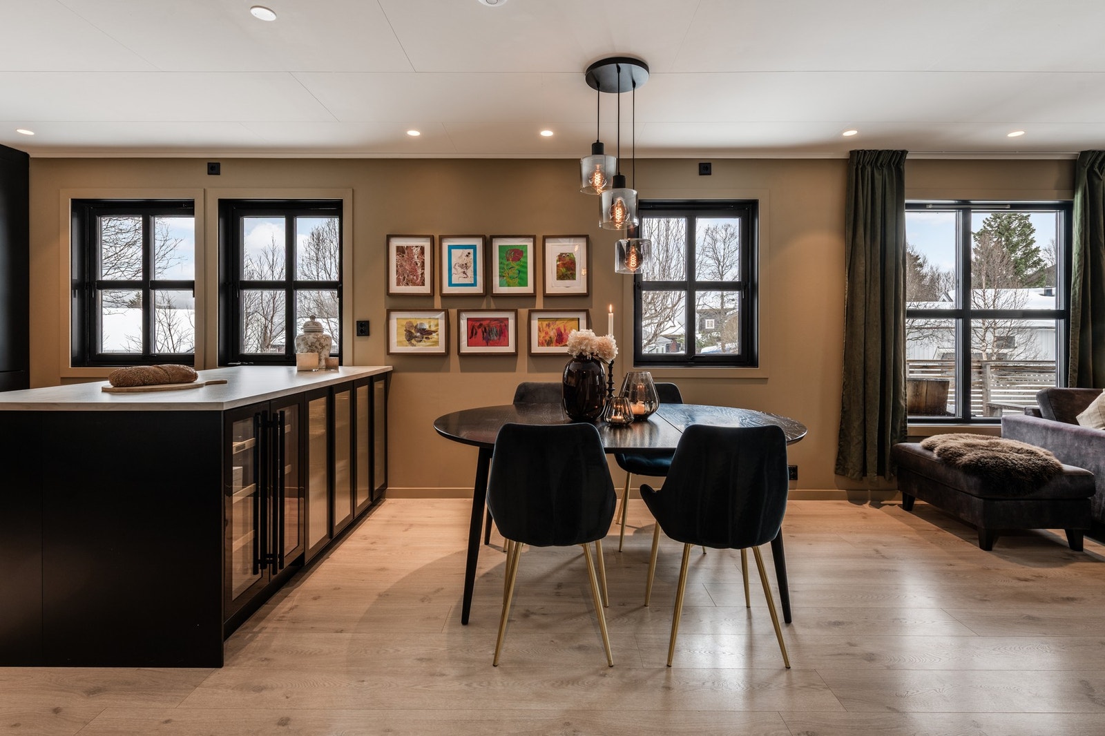 De lune fargetonene følger gjennom huset og gir en behagelig atmosfære Galleribilde