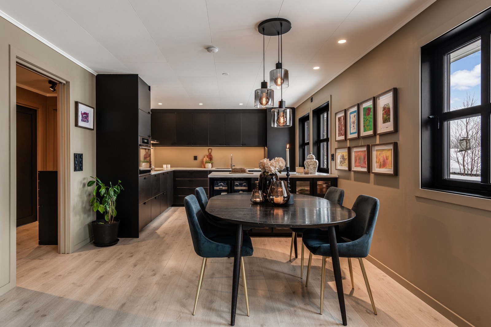 Samle familien rundt spisebordet og skap de gode minnene Galleribilde