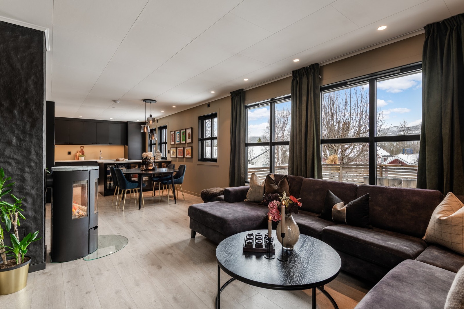 De store vindusflatene slipper inn godt med naturlig lys Galleribilde