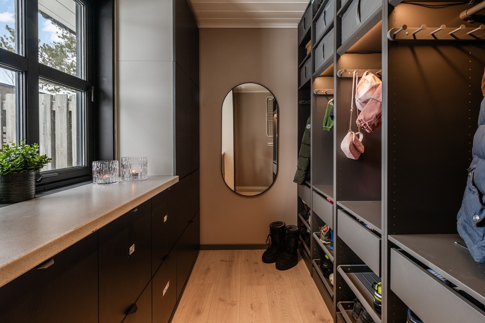 Fra entré har man egen garderobe Galleribilde