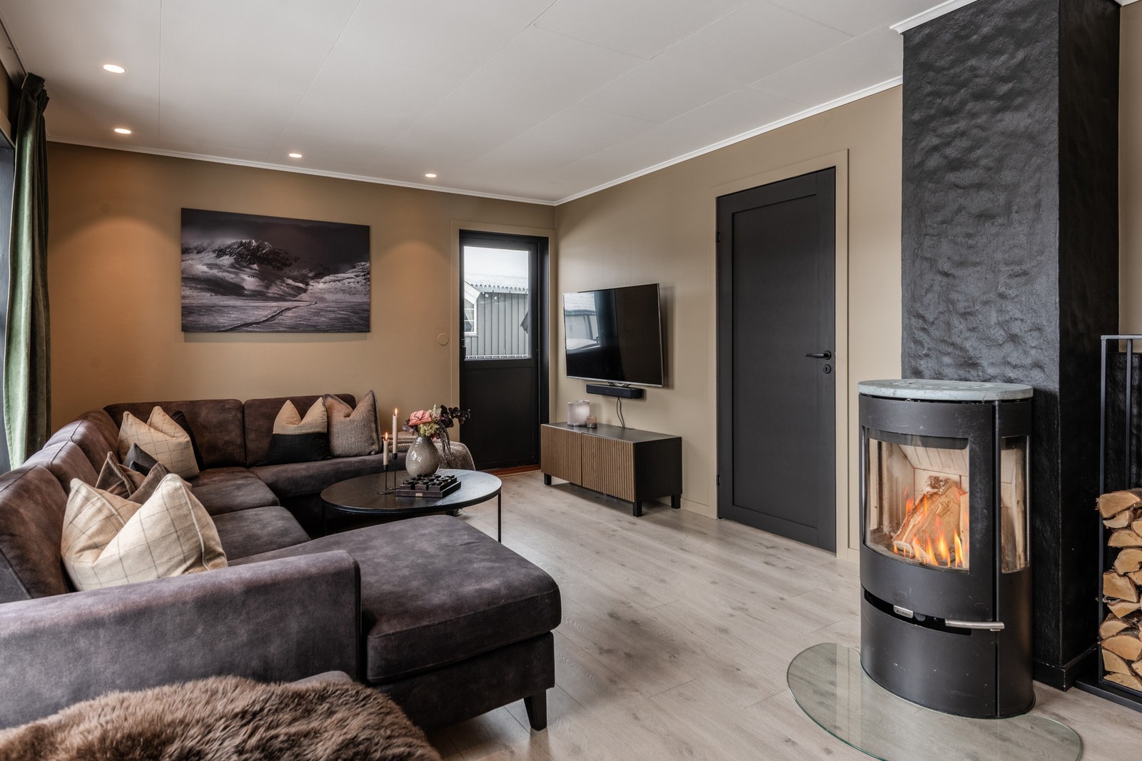 Fra stuen har man utgang til terrasse Galleribilde