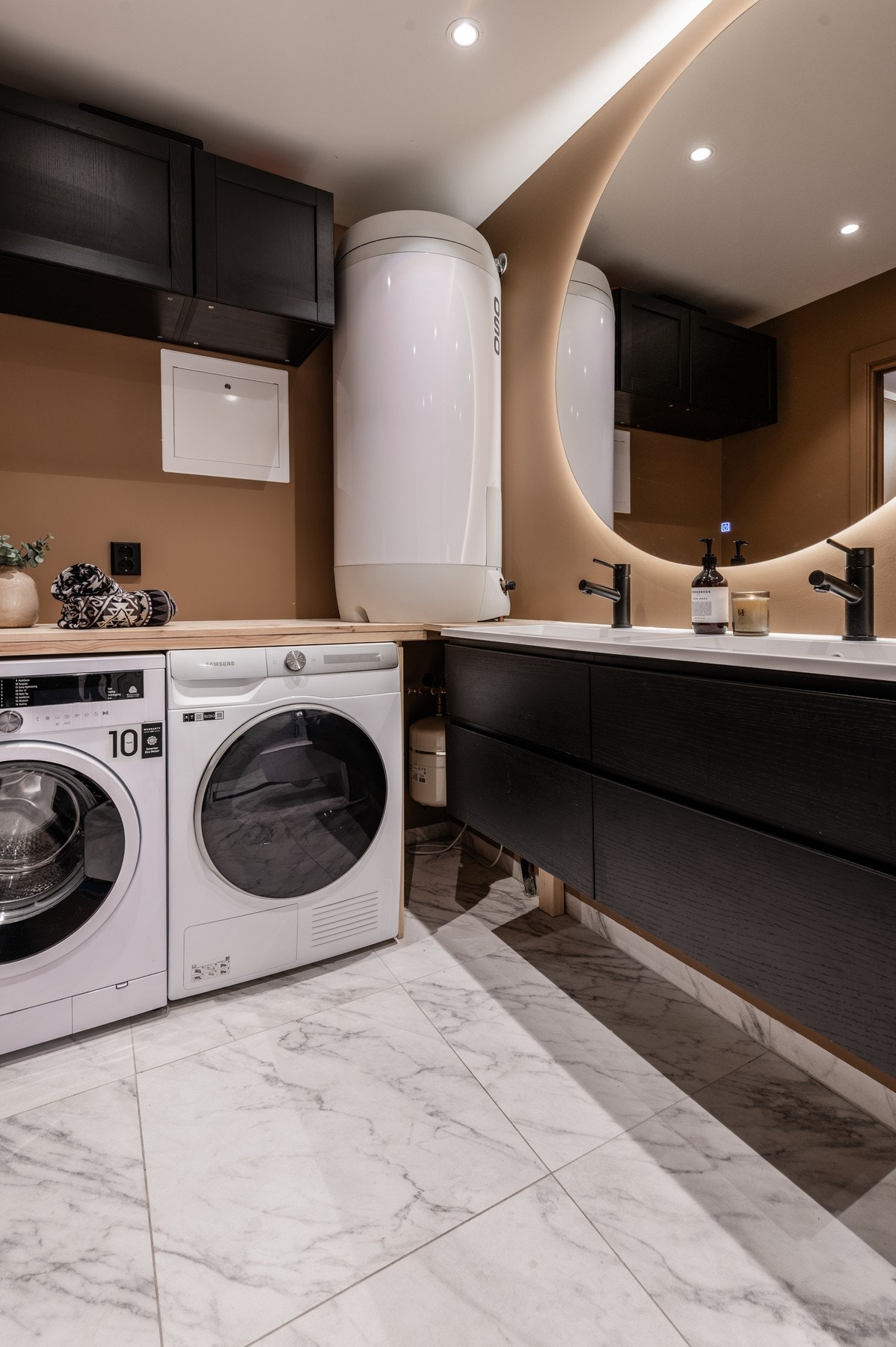 Badet har opplegg for vaskemaskin og tørketrommel Galleribilde