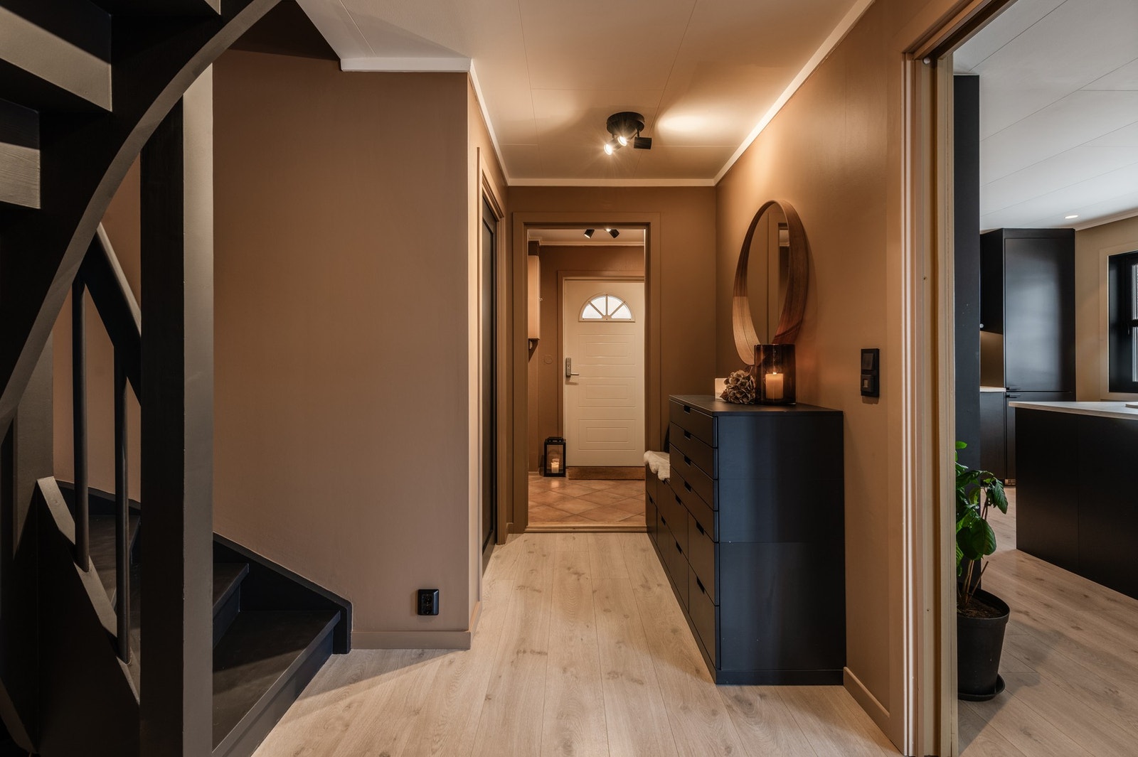 Romslig entré Galleribilde