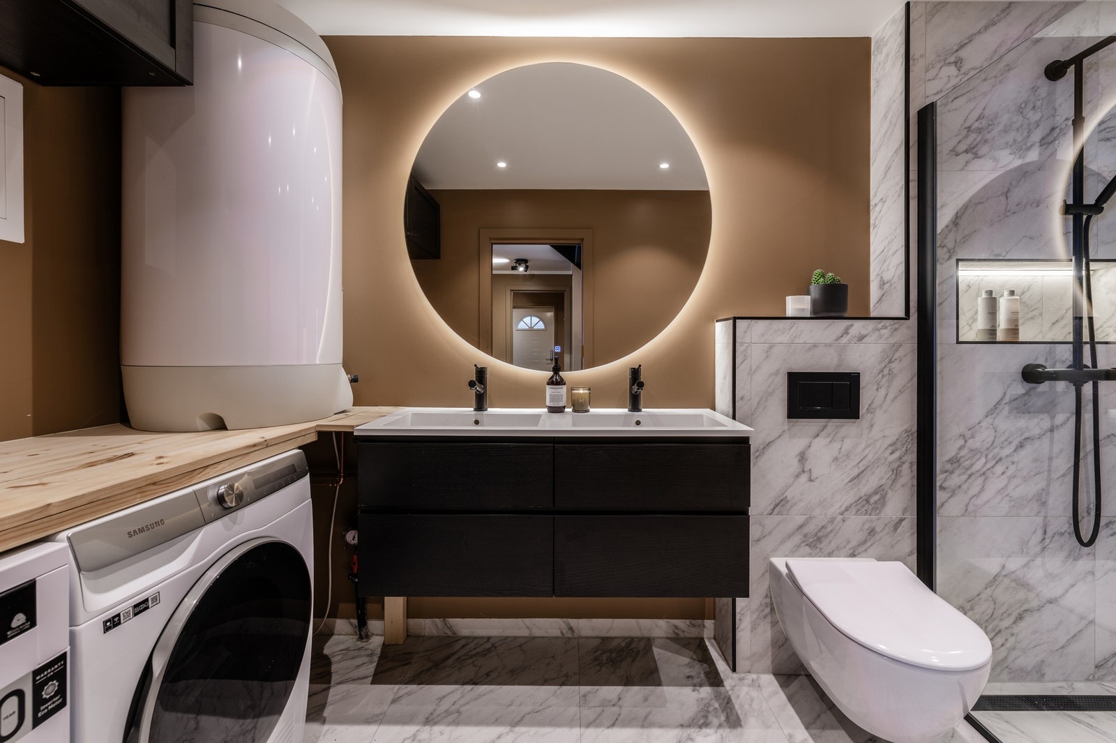 Badet i første etasje har flislagt gulv med varmekabler Galleribilde