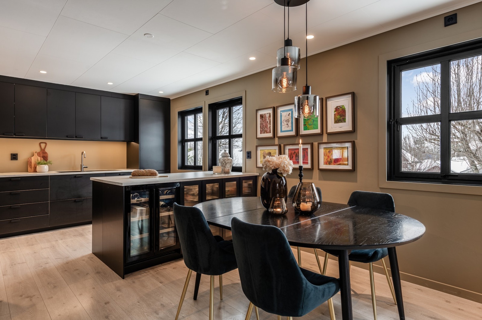 Lekkert kjøkken med integrerte hvitevarer Galleribilde