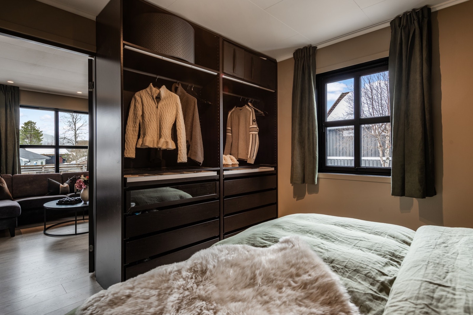 Soverommet har god plass til garderobeskap Galleribilde