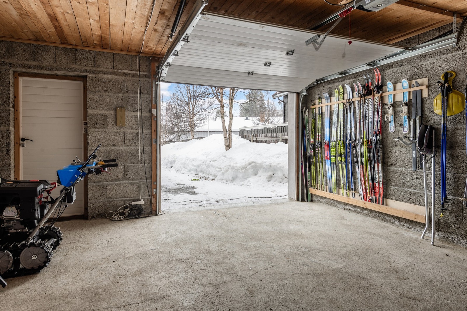 Her har man god plass til både bilen og alt man behøver av utstyr på høyfjellet Galleribilde