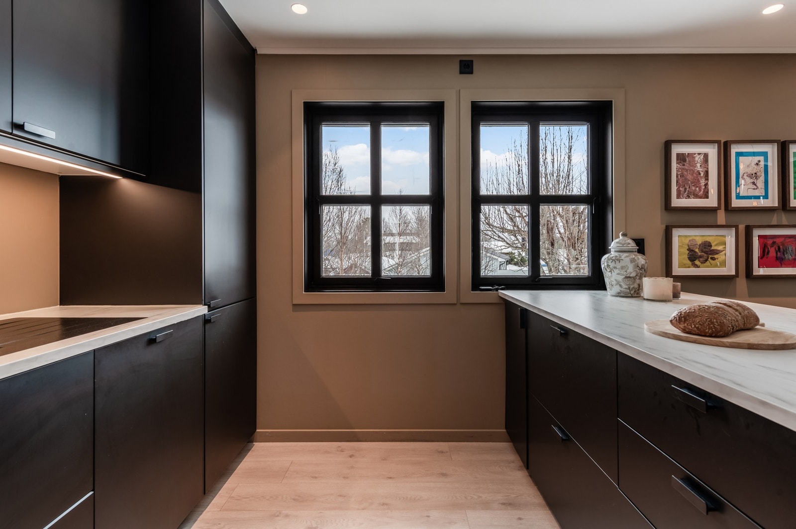 Kjøkkenøyen gir ekstra benkeplass, som gjør det enkelt å være flere kokker Galleribilde