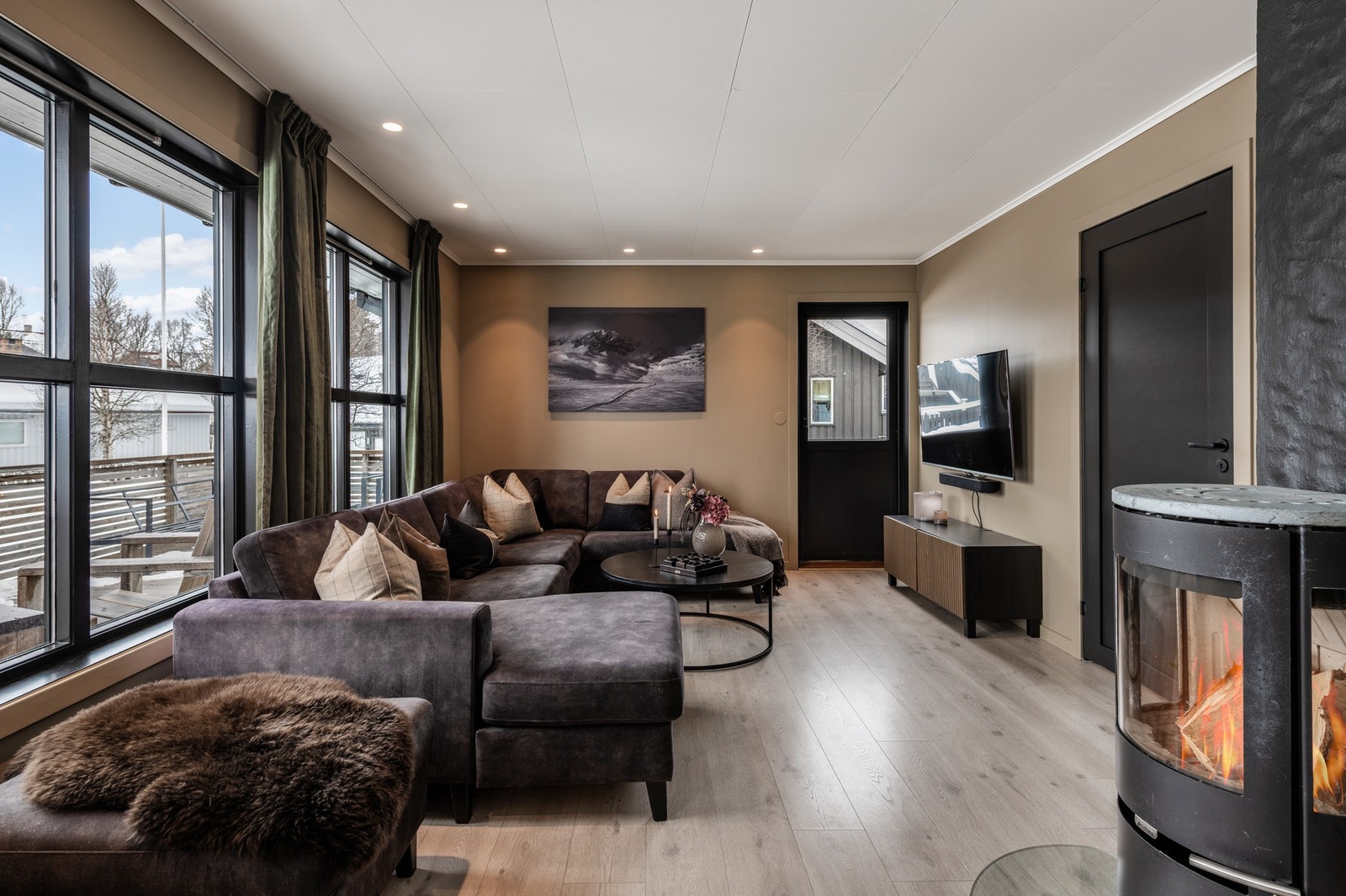 Fra stuen har man tilkomst til hovedsoverommet Galleribilde