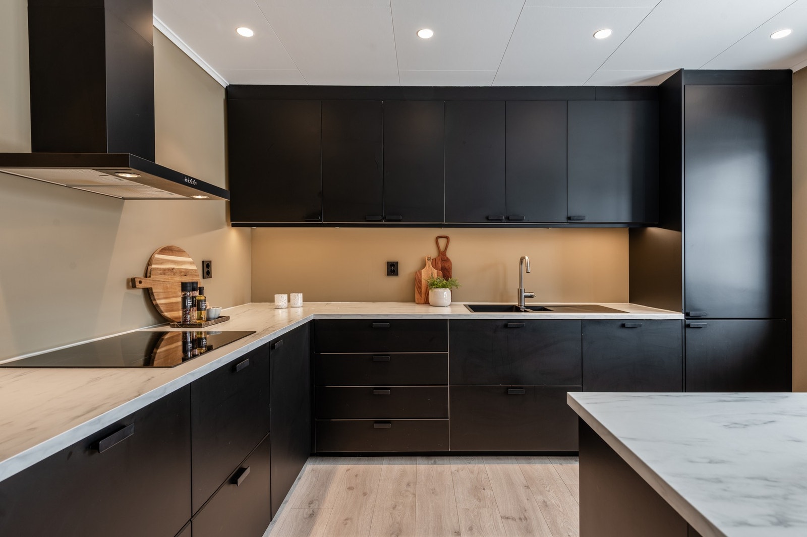 Over kokesone er det montert mekanisk avtrekk/ventilator med utløp til det fri Galleribilde