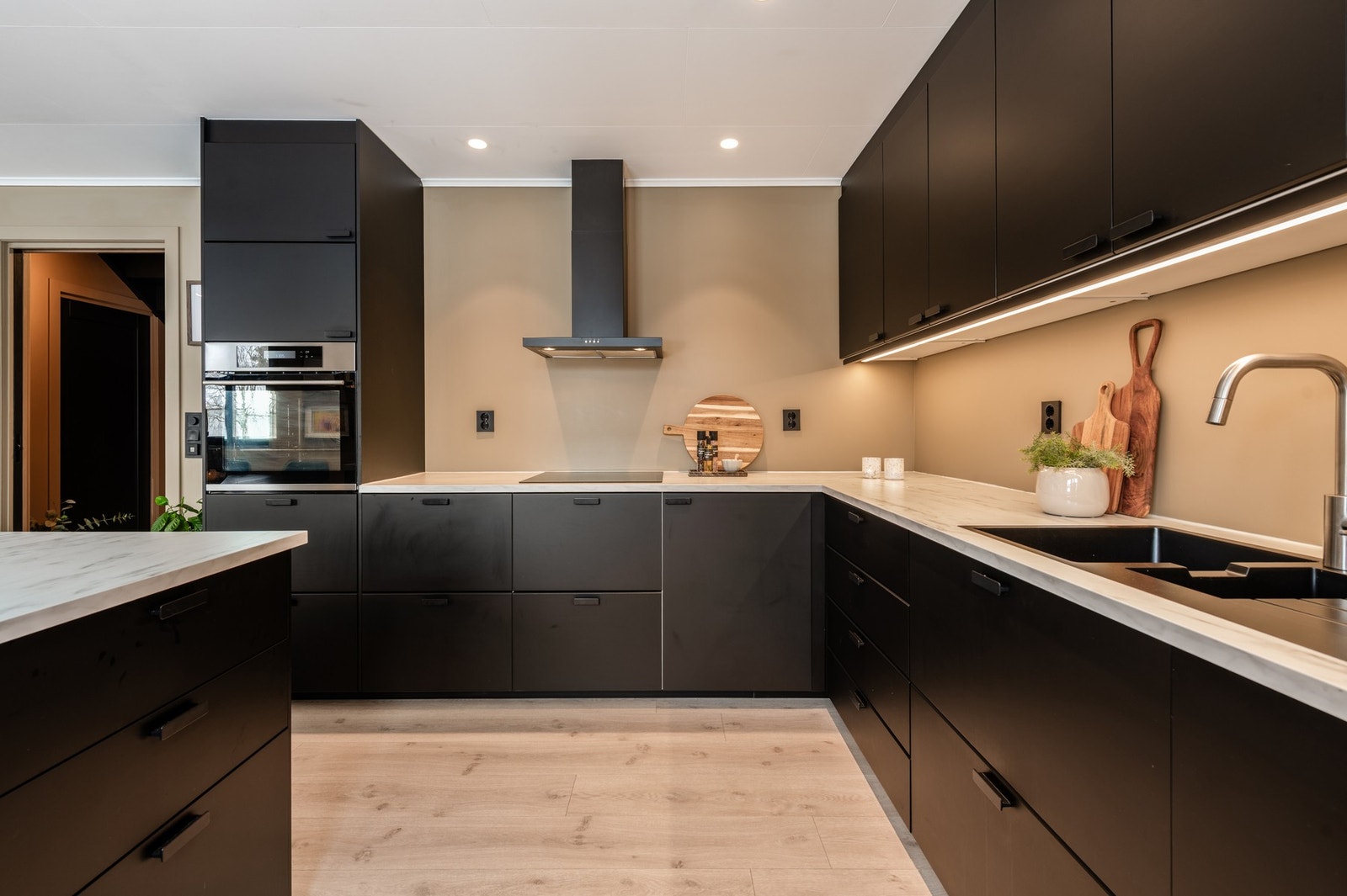 Det er elektrisk gulvvarme i gang, entré, stue og kjøkken Galleribilde