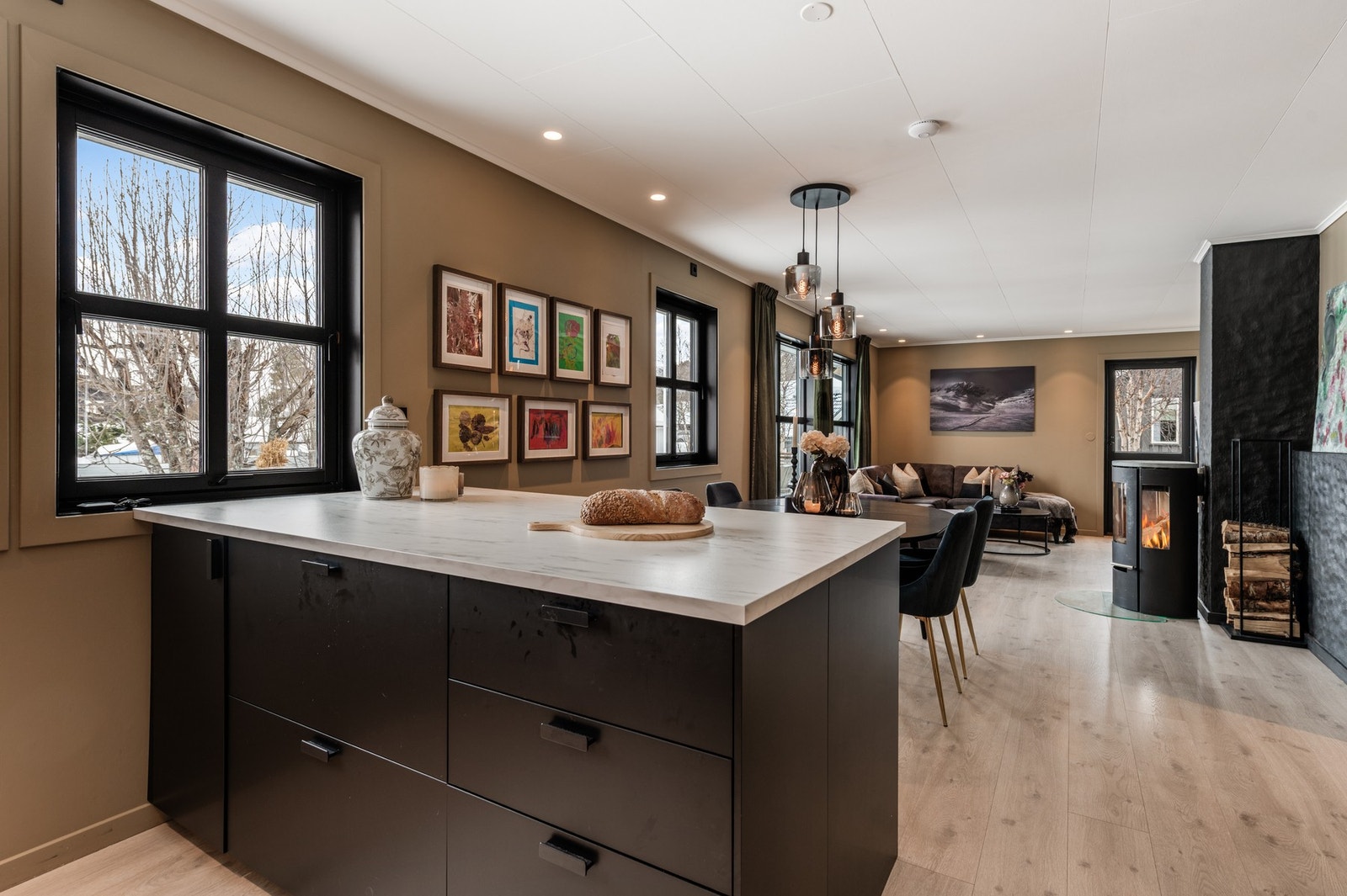 Fra kjøkkenet kommer man videre til spisegruppen og stuen Galleribilde