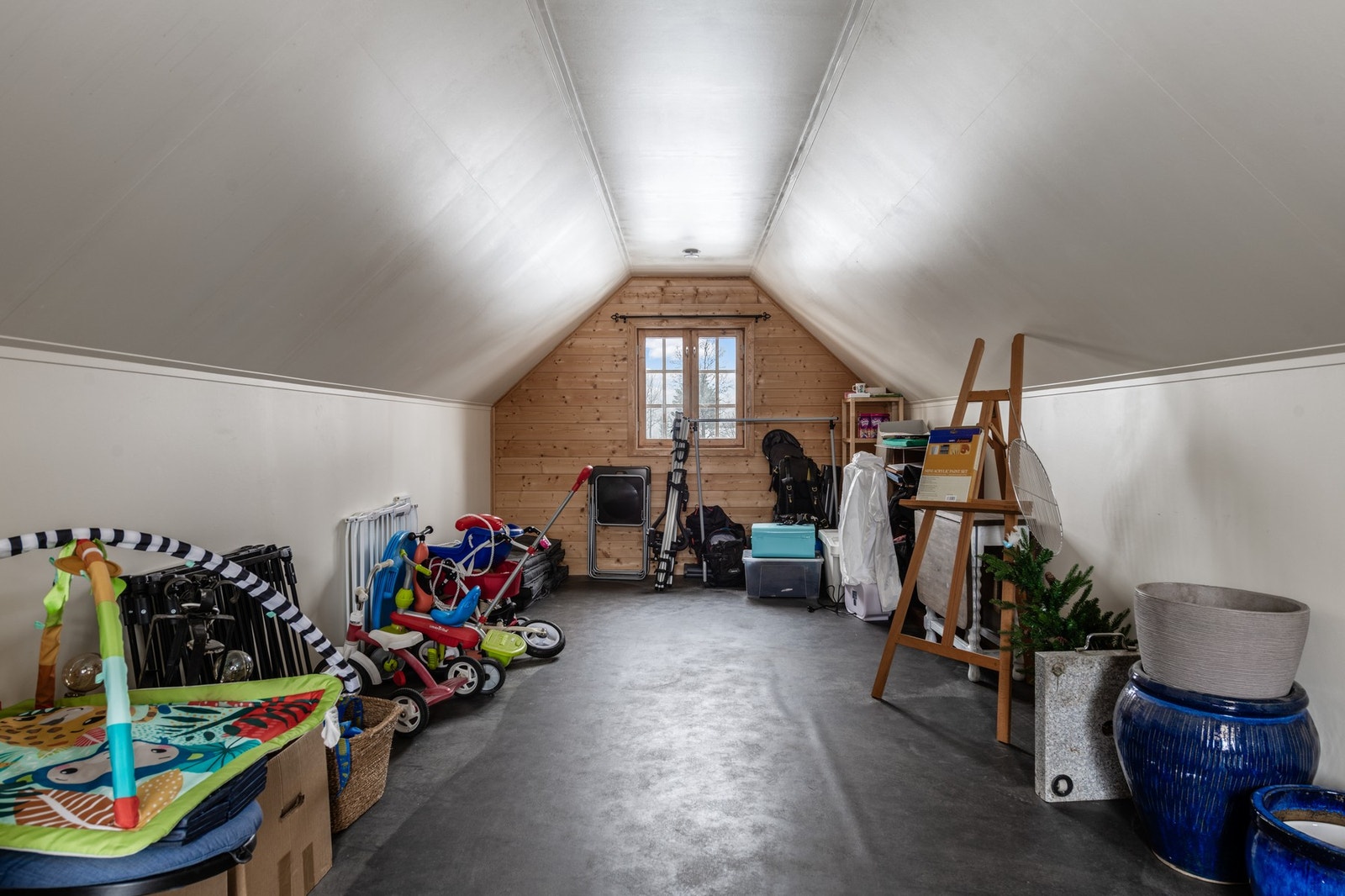 Garasjeloftet har også god plass til lagring og oppbevaring Galleribilde