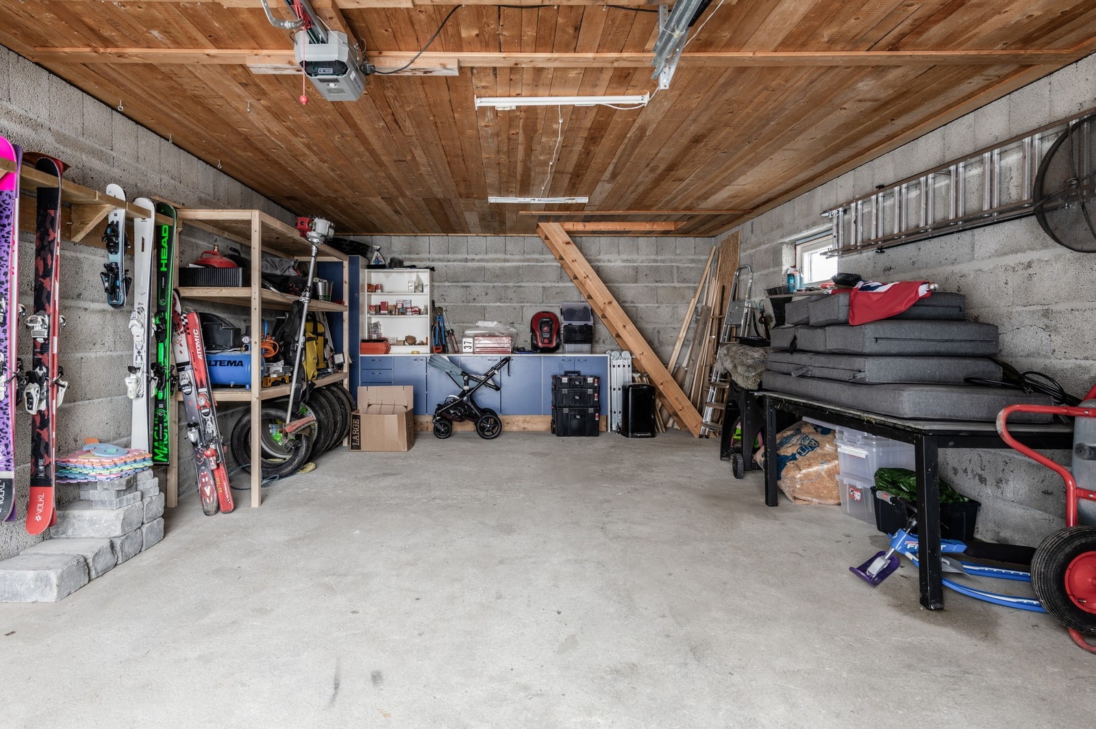 Romslig garasje Galleribilde