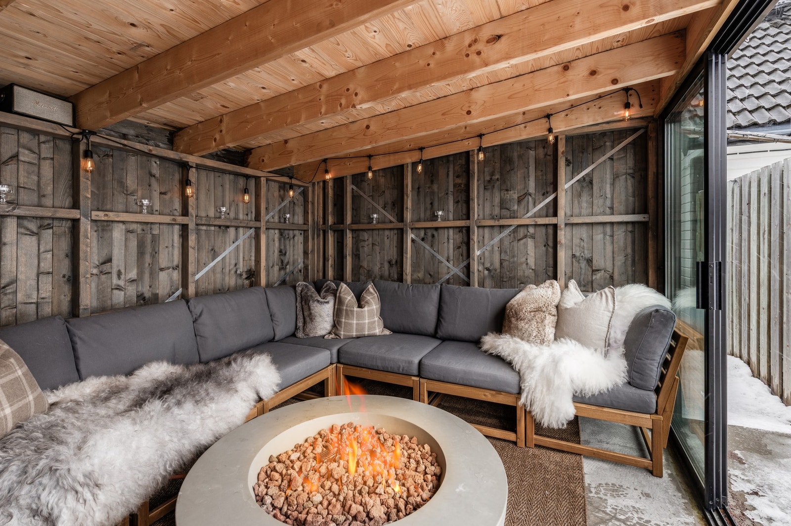 Hyggelig utestue oppført på støpt plate (ikke byggemeldt) Galleribilde