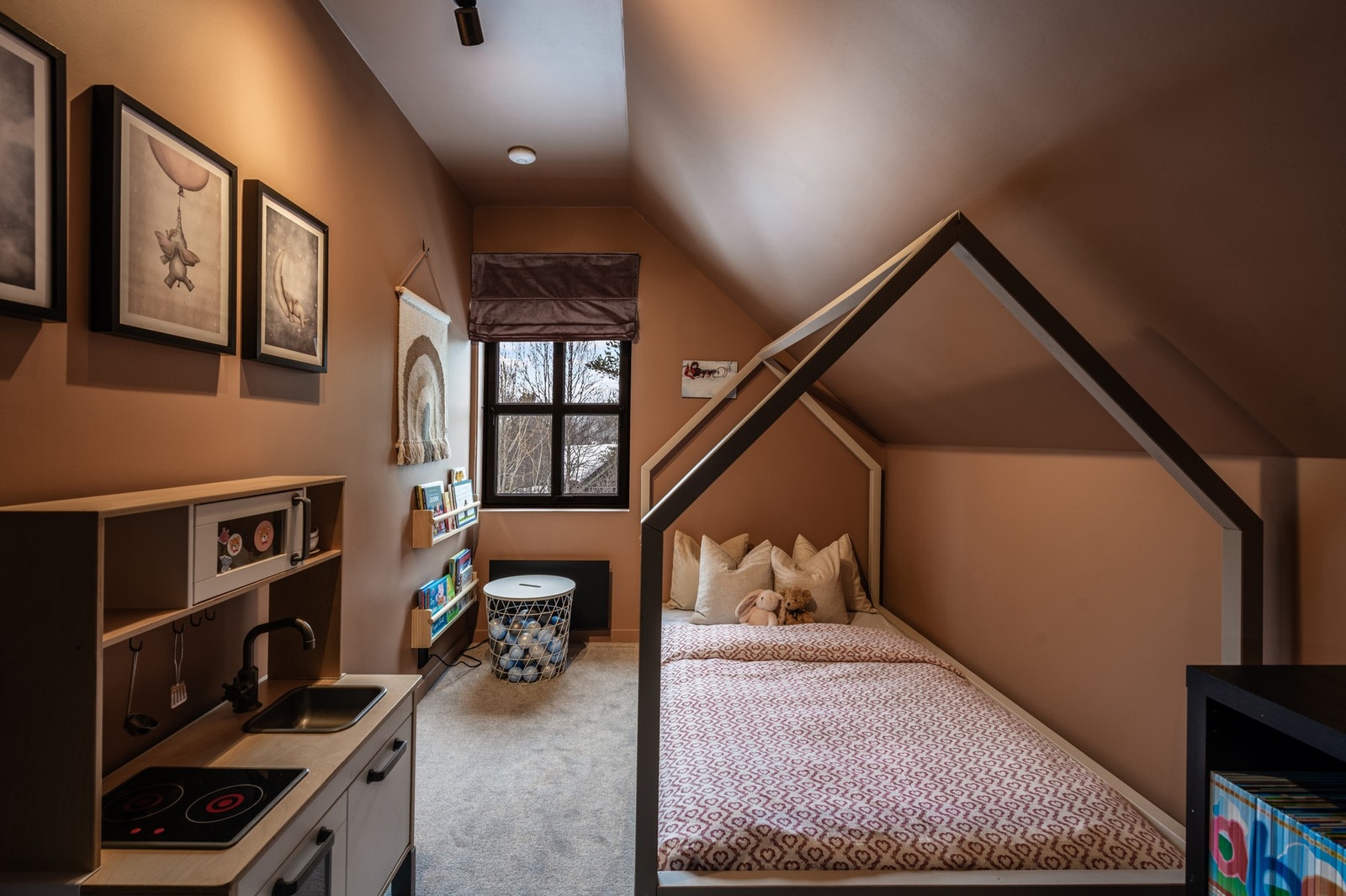 Soverom i duse fargetoner Galleribilde