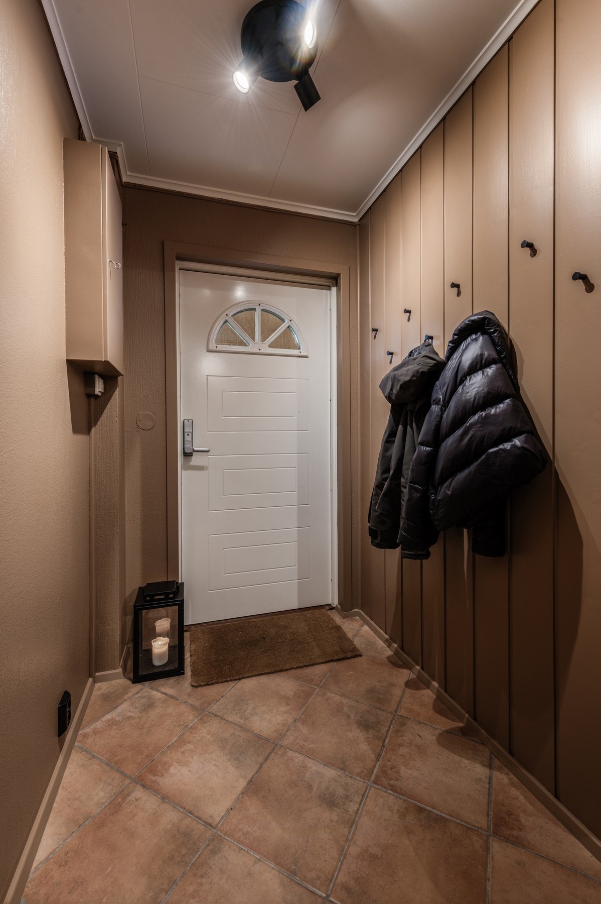 Flislagt entré med elektrisk gulvvarme Galleribilde