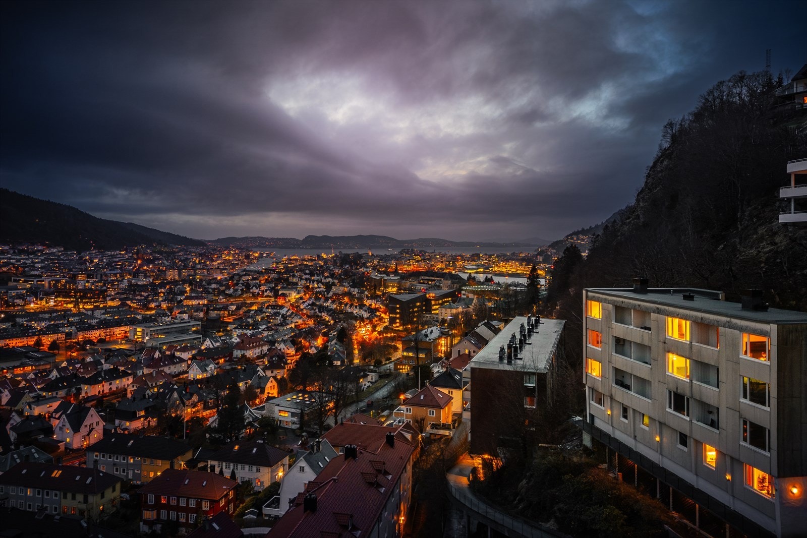 Deler av fasadene ble etterisolert og påmontert nye fasadeplater i
2015/2016. Galleribilde