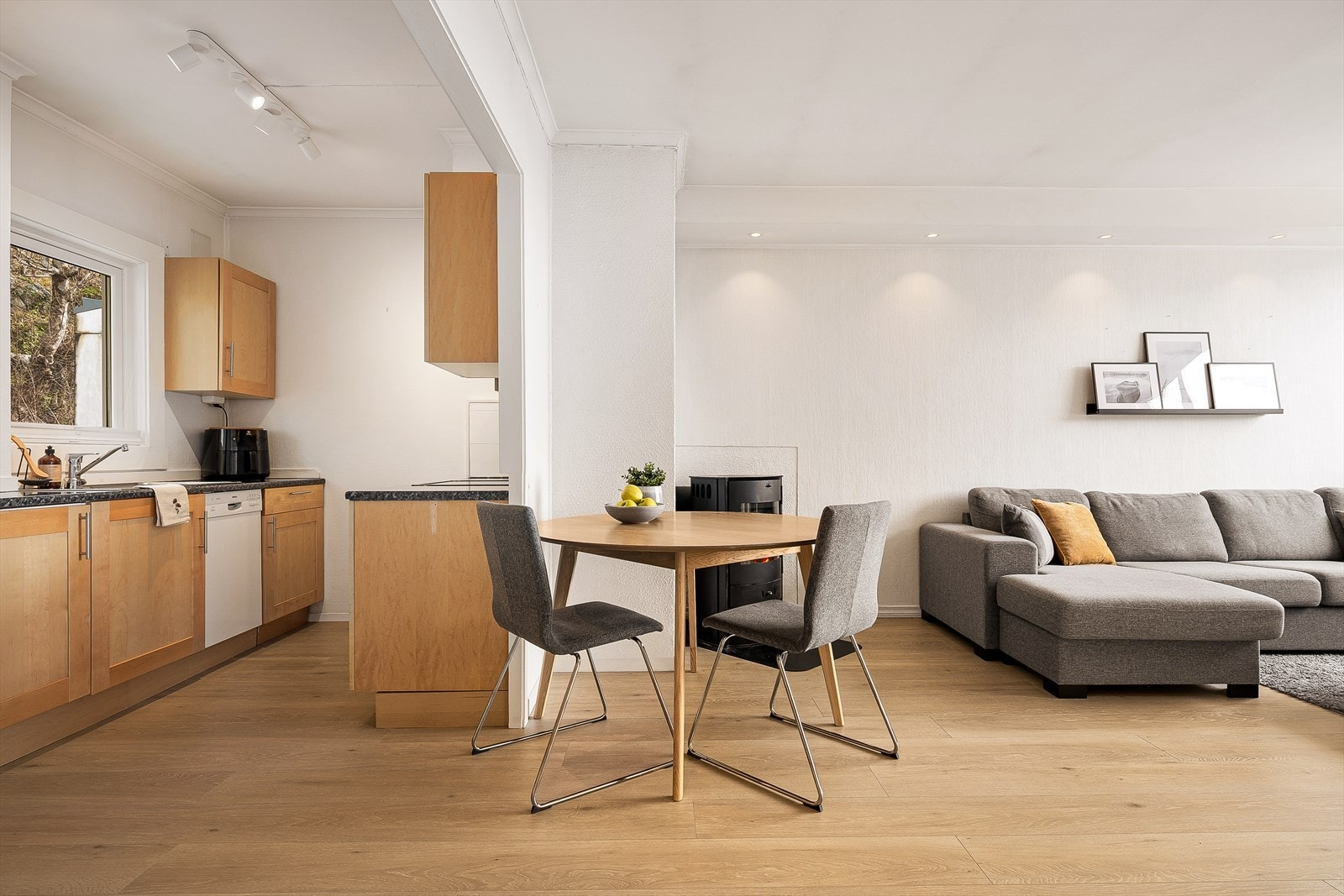 Kjøkkeninnredning med profilerte fronter og med to overskap med glassfronter. Galleribilde