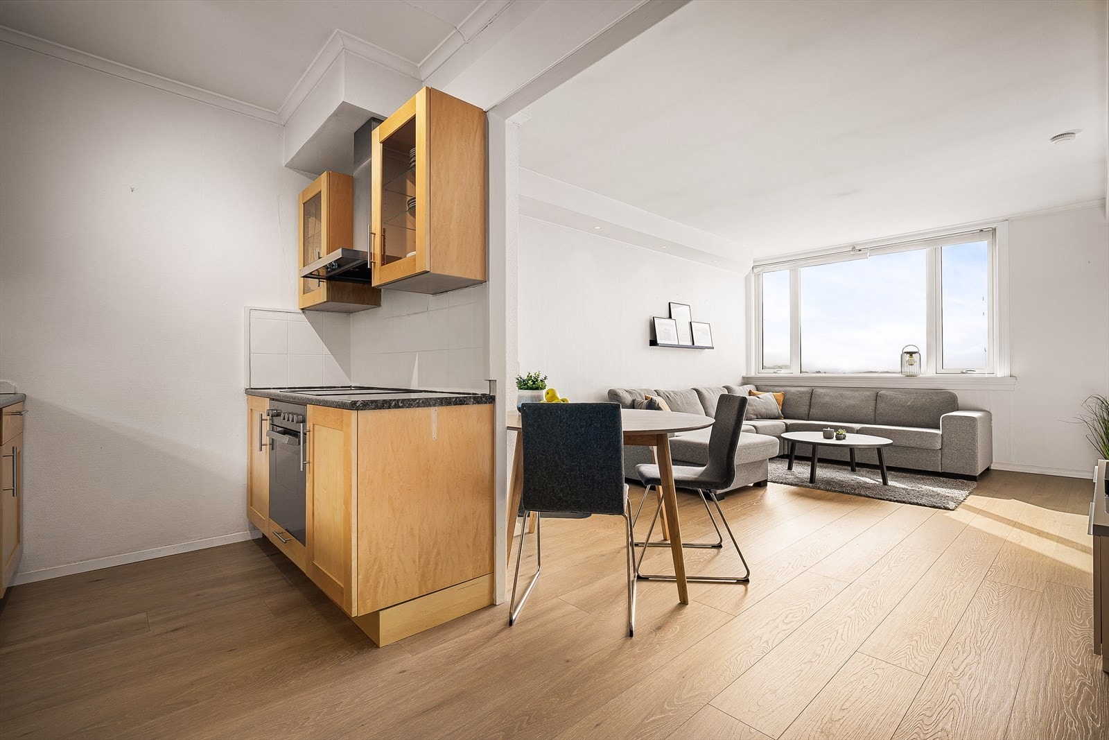 Kjøkkenet inneholder: Laminert benkeplate, stål vaskekum,
ventilator og opplegg for oppvaskmaskin. Galleribilde